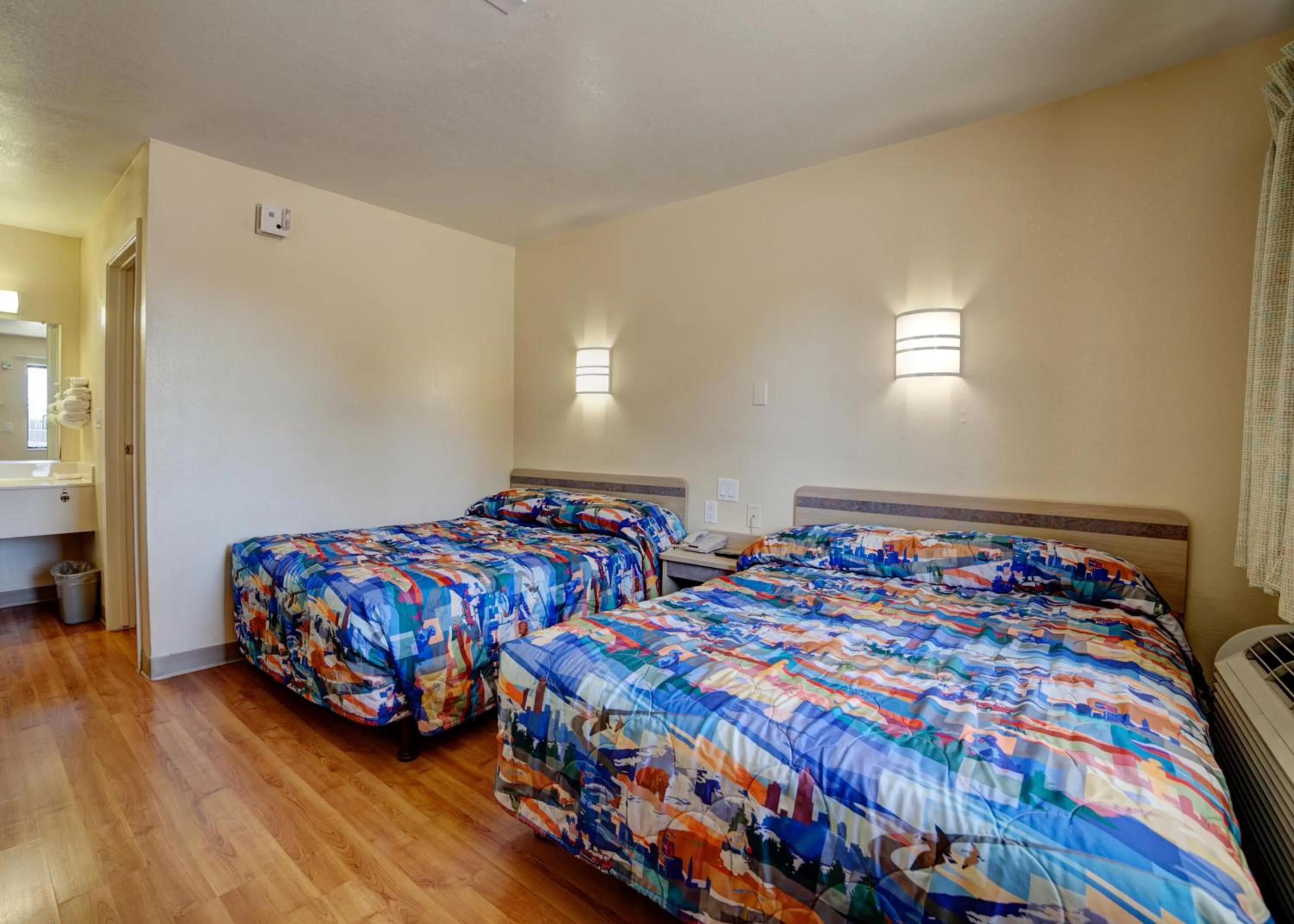 Bedroom, Bed in Super 7 Inn