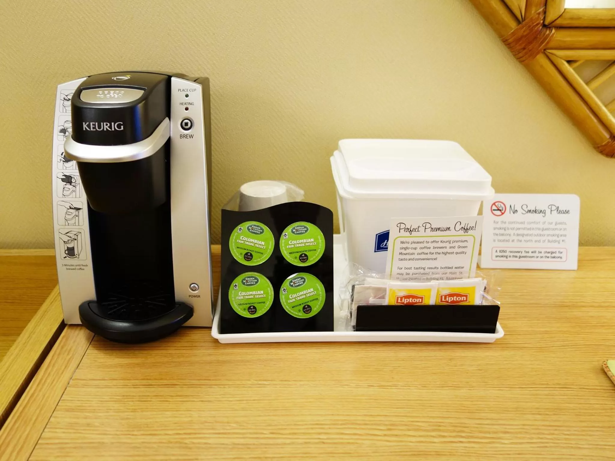 Coffee/tea facilities in Howard Johnson by Wyndham Anaheim Hotel and Water Playground