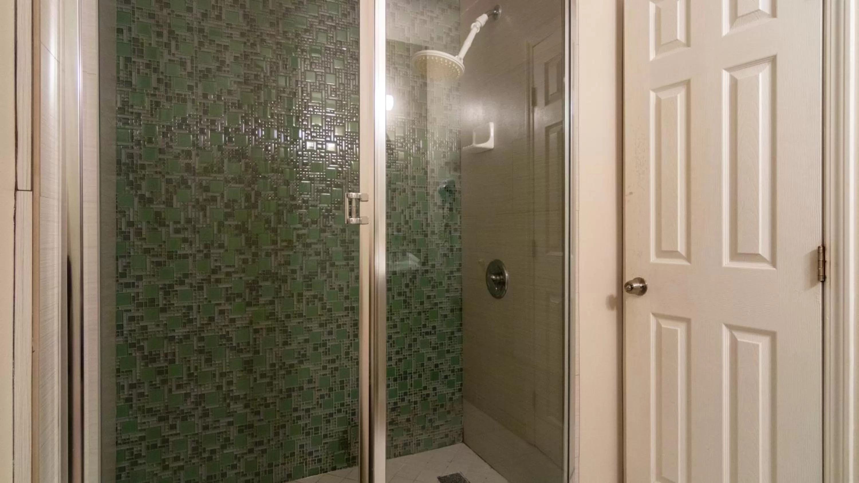 Shower in Americas Best Value Inn Rancho Palos Verdes