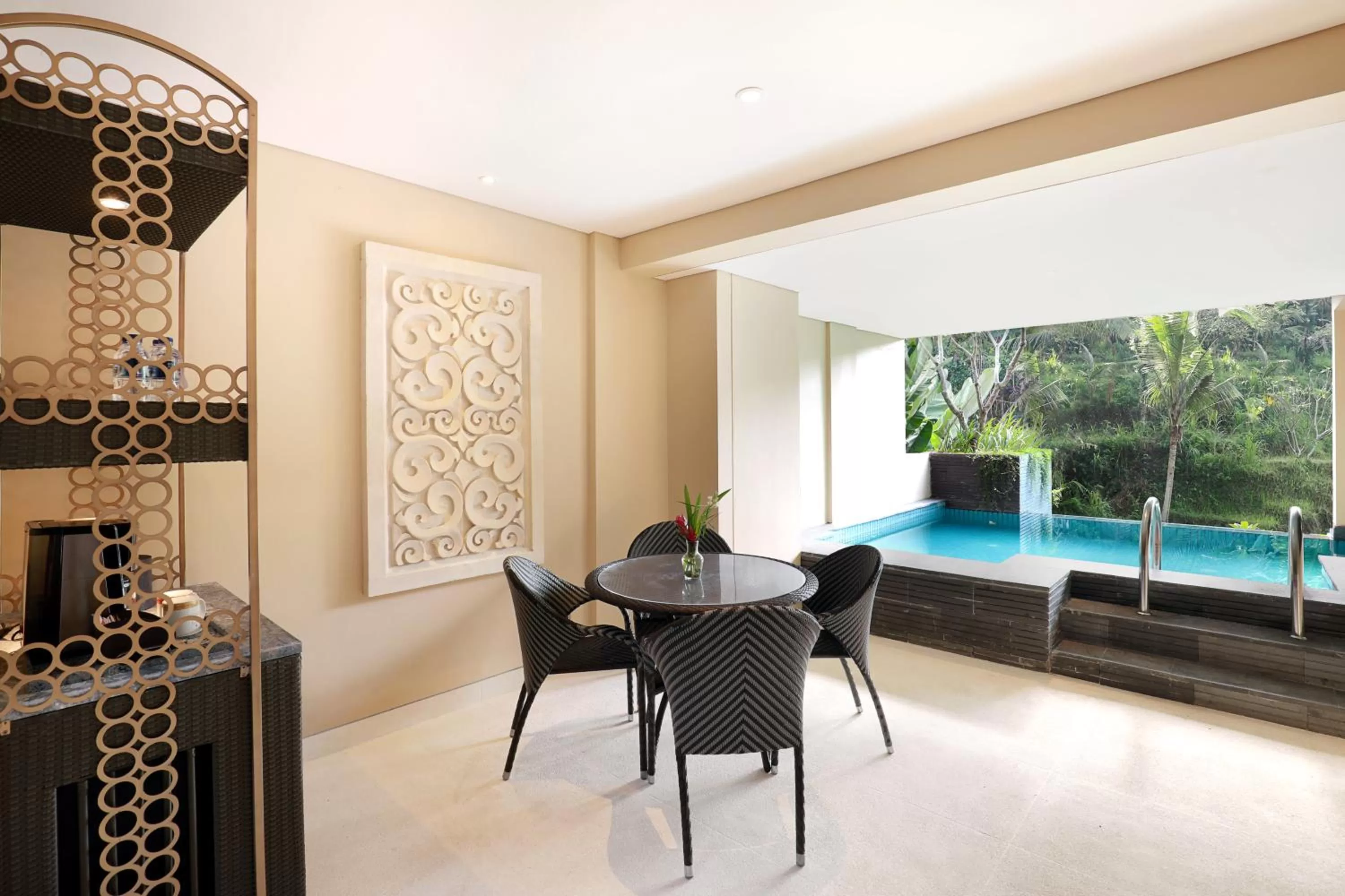 Swimming pool in SereS Springs Resort & Spa, Singakerta