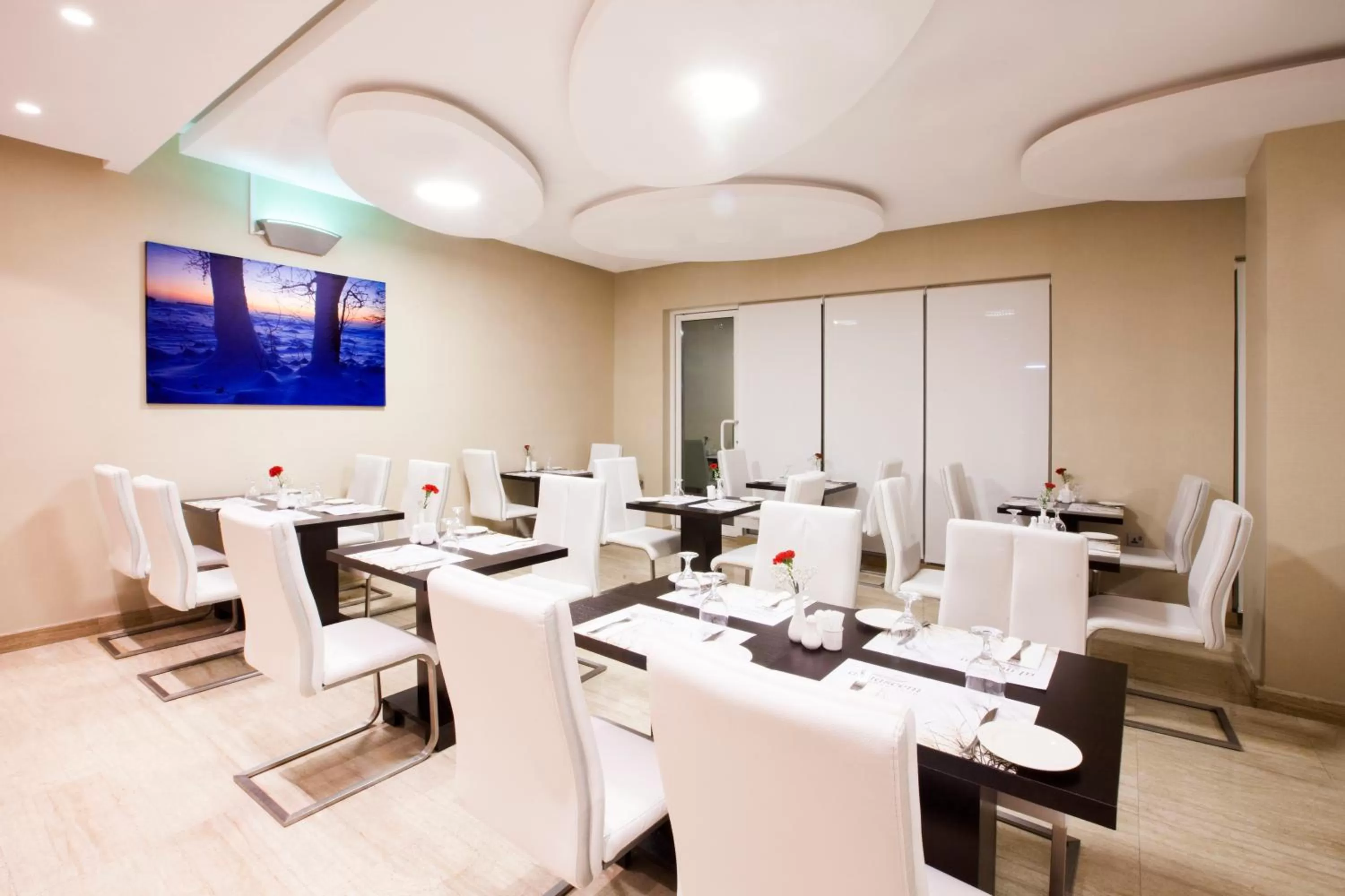 Restaurant/places to eat in Al Sarab Hotel