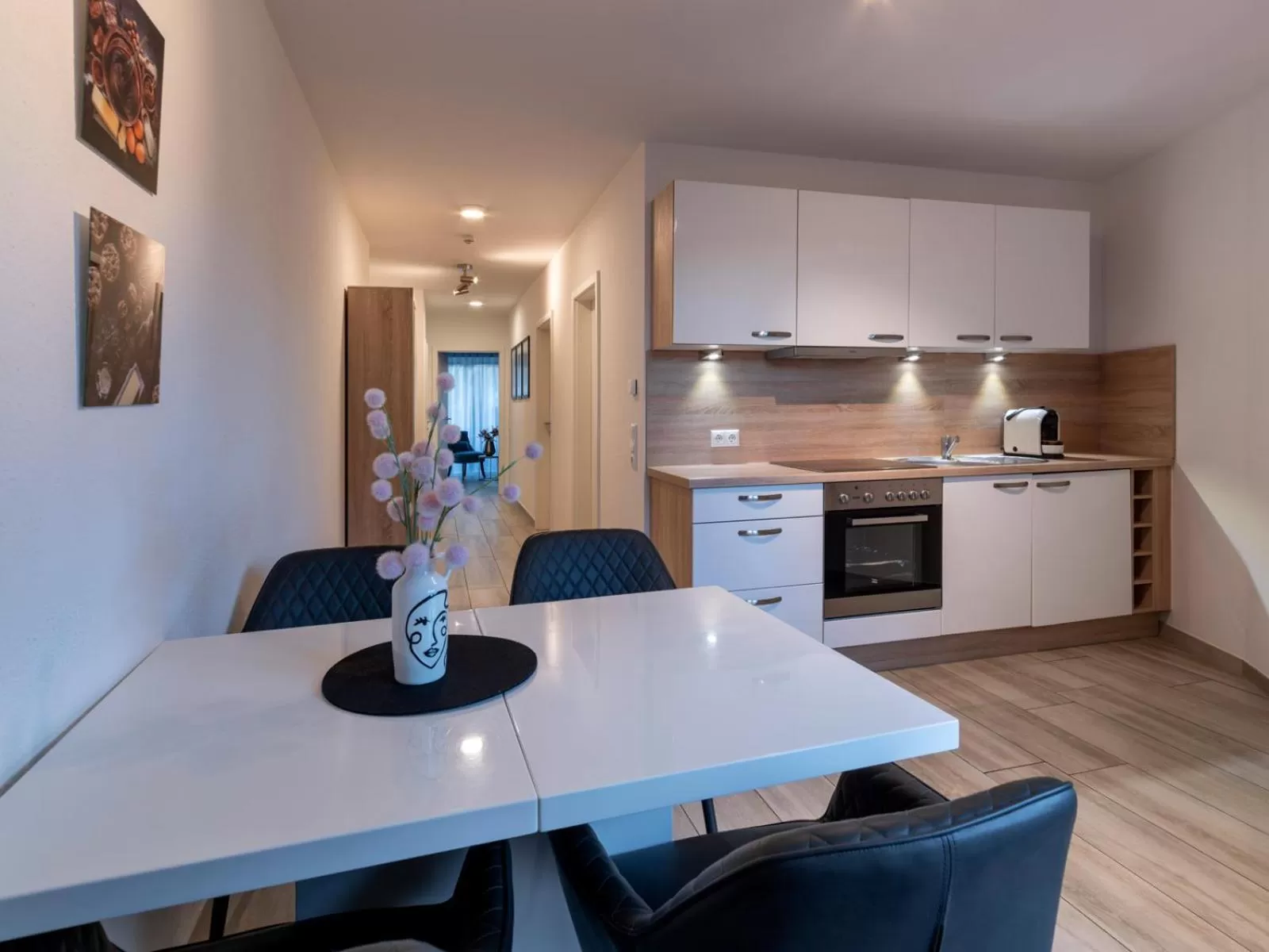 Kitchen/Kitchenette in GLEUEL INN - digital hotel & serviced apartments & boardinghouse mit voll ausgestatteten Küchen