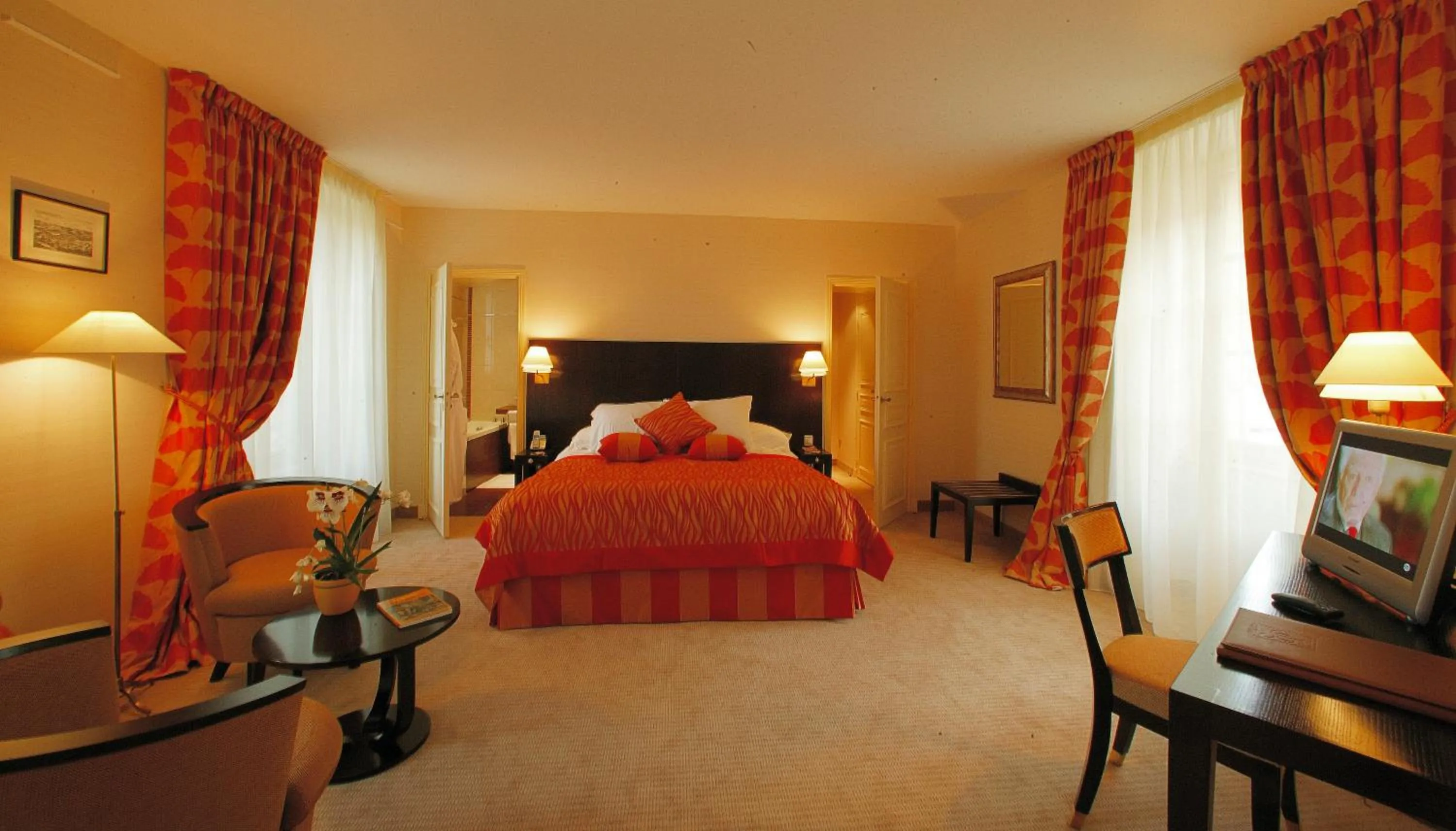 Photo of the whole room, Bed in Clos La Boëtie & Spa