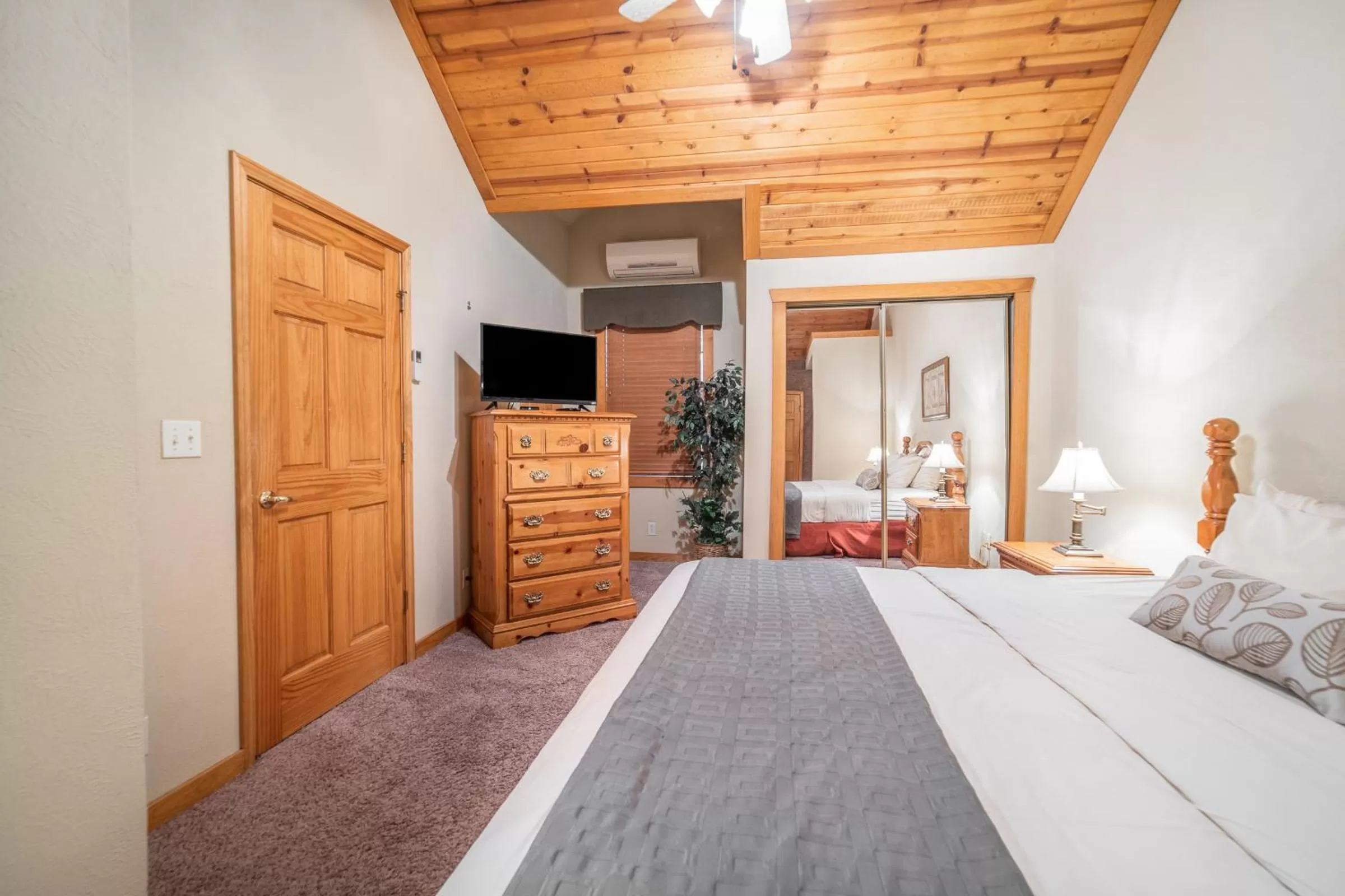 TV and multimedia, Bed in Cabins at Grand Mountain