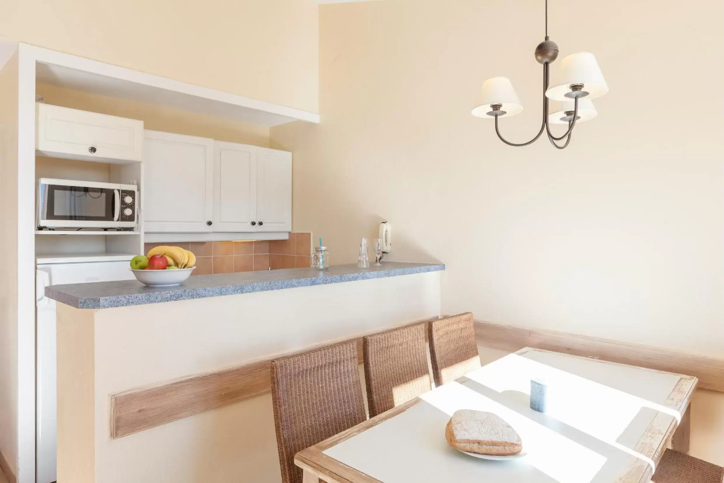 One-Bedroom Apartment with Sleeping Alcove and Terrace or Balcony (6 People) - Sea view in Résidence Pierre & Vacances Les Restanques du Golfe de Saint-Tropez One-Bedroom Apartment with Sleeping Alcove and Terrace or Balcony (6 People) - Sea view in Résidence Pierre & Vacances Les Restanques du Golfe de Saint-Tropez