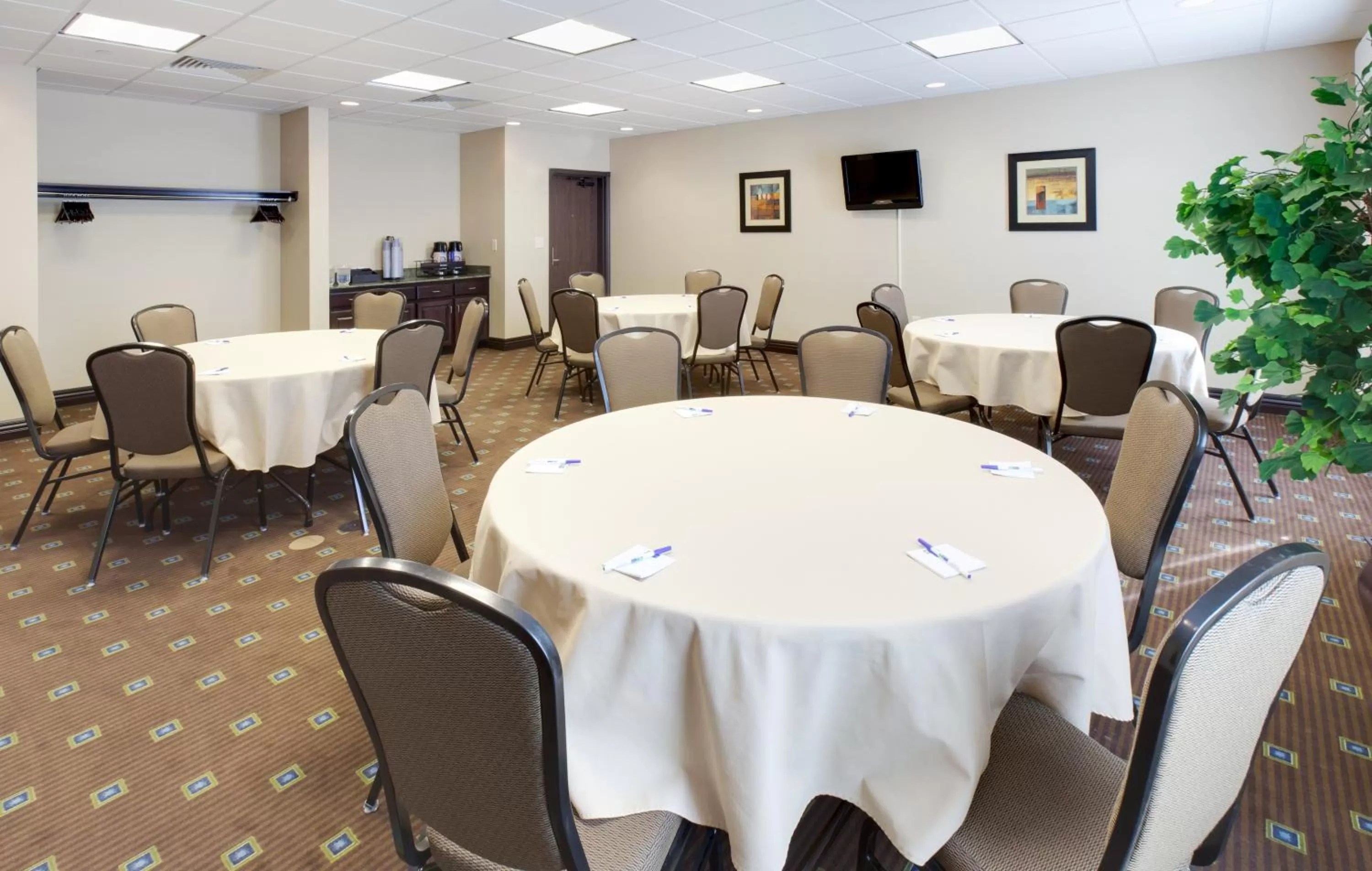 Meeting/conference room in Holiday Inn Express & Suites - Omaha I - 80 by IHG