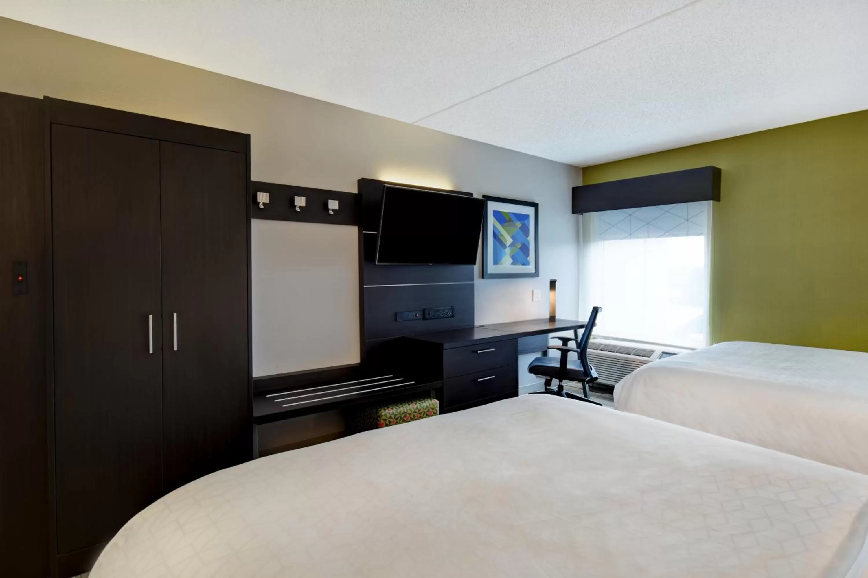 Photo of the whole room, Bed in Holiday Inn Express & Suites Allentown-Dorney Park Area by IHG