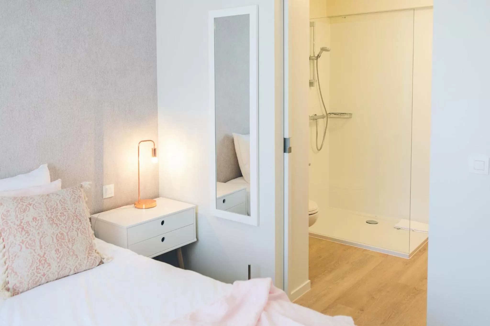 Shower, Bed in Hotel du Bassin