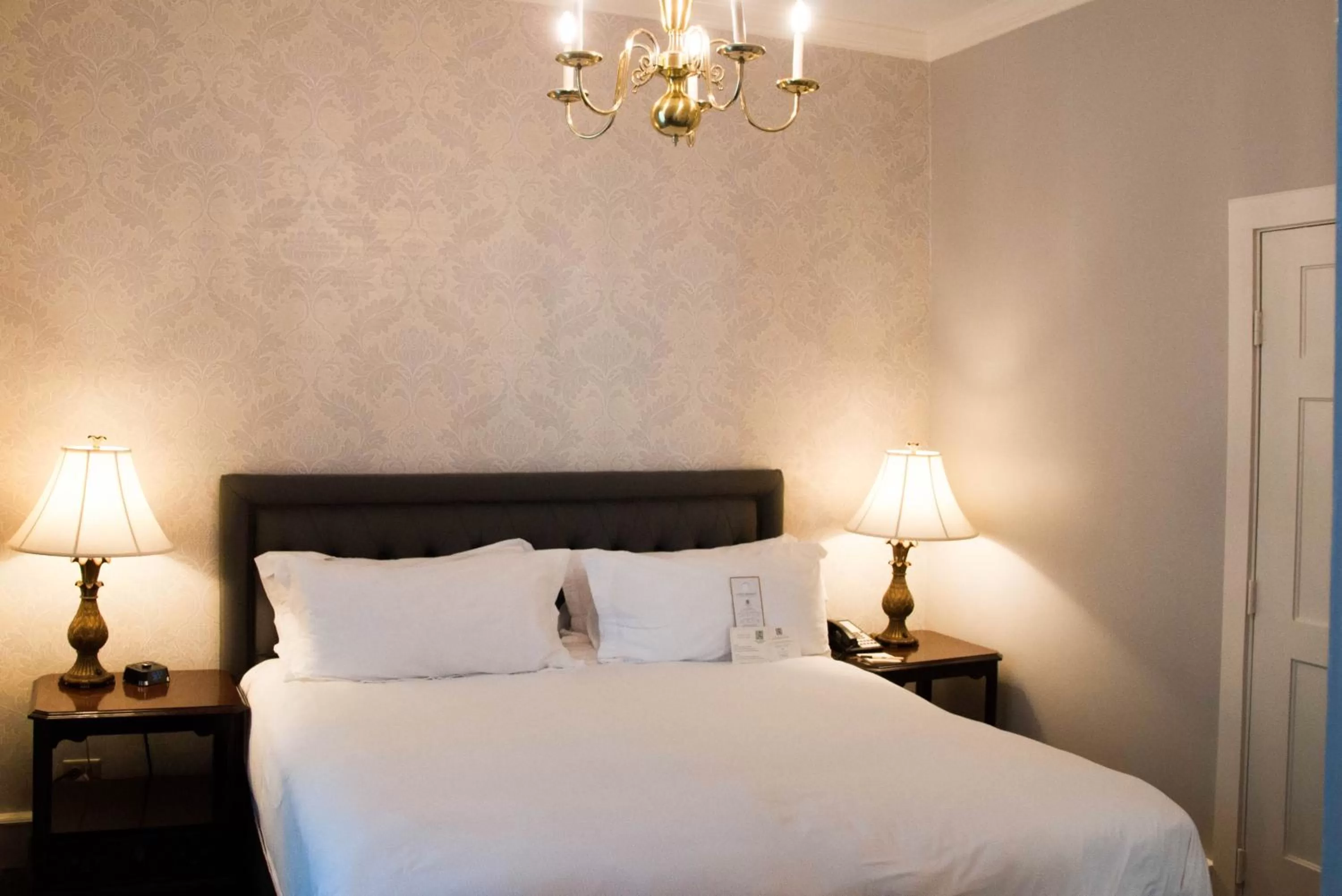 Bed in Hawthorne Hotel