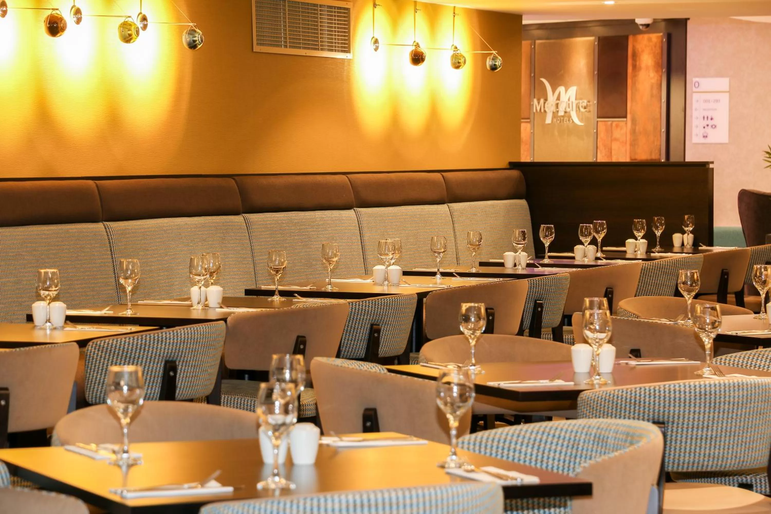 Restaurant/places to eat in Mercure London Heathrow Airport