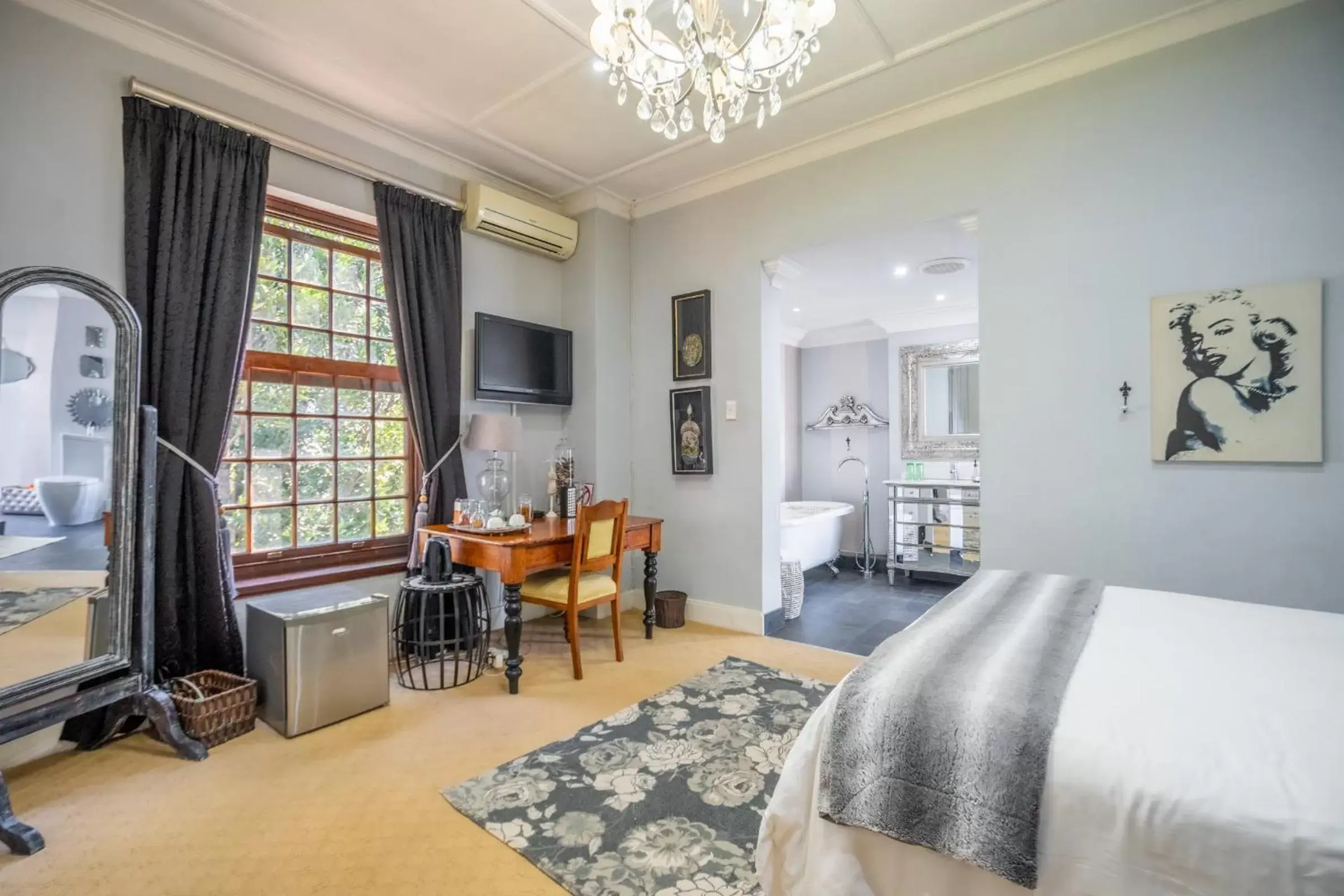 Deluxe Double Room with Balcony - single occupancy in Holland House B&B Deluxe Double Room with Balcony - single occupancy in Holland House B&B