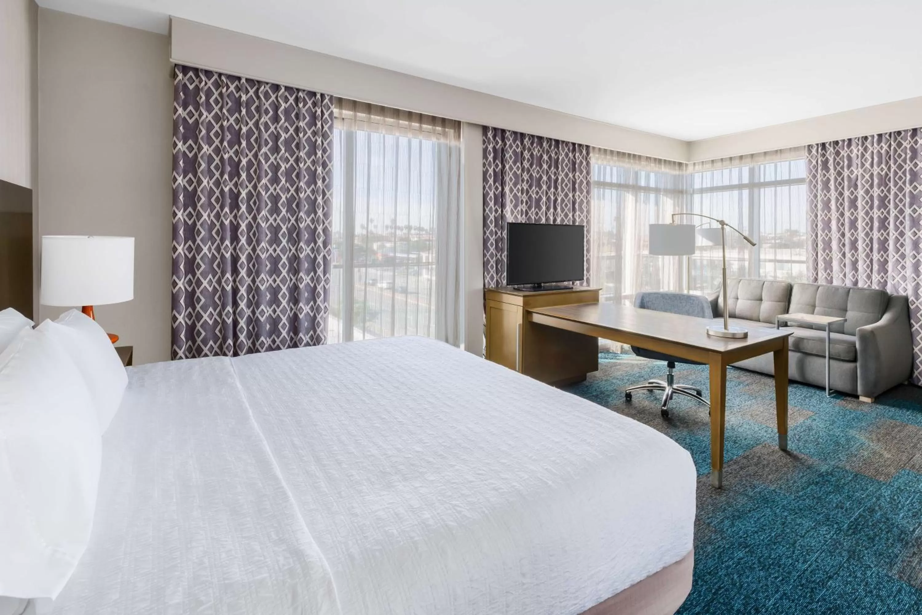 Bedroom, Bed in Hampton Inn & Suites LAX El Segundo