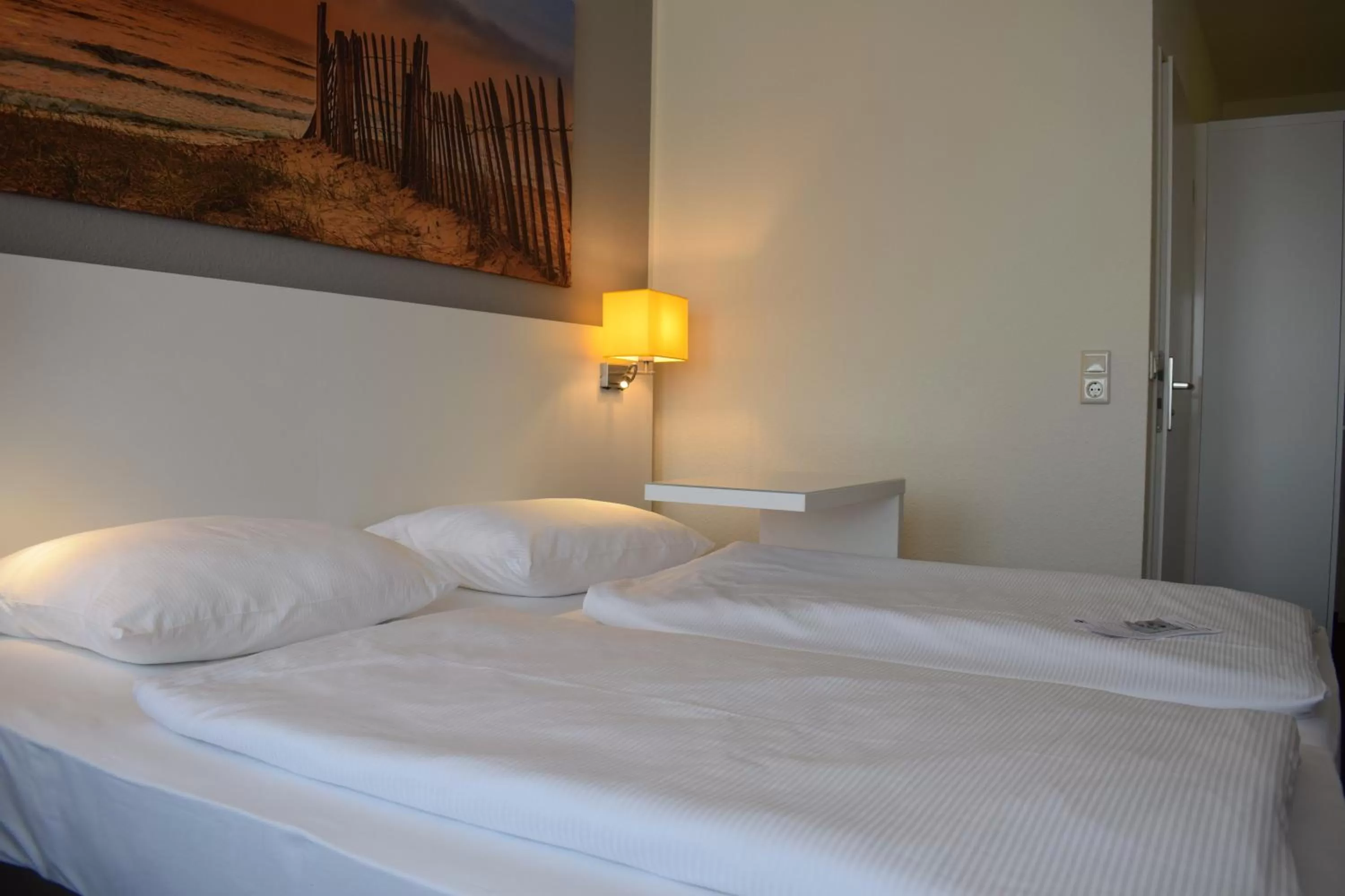 Photo of the whole room, Bed in astral'Inn Leipzig Hotel & Restaurant