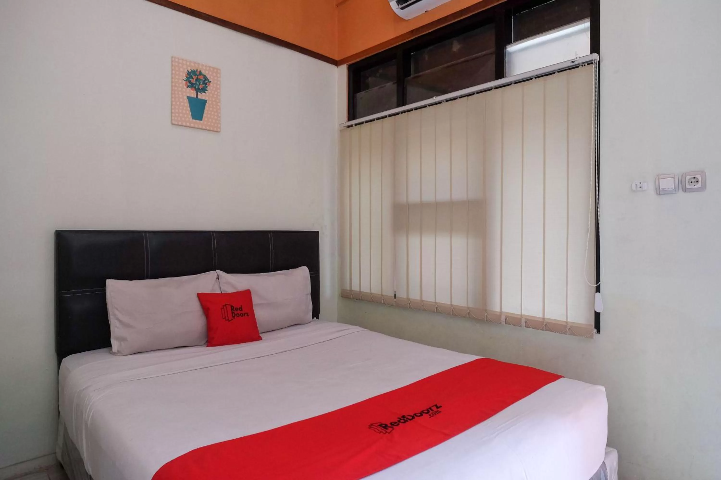 Bedroom, Bed in RedDoorz near Lotte Mart Maguwoharjo Yogyakarta