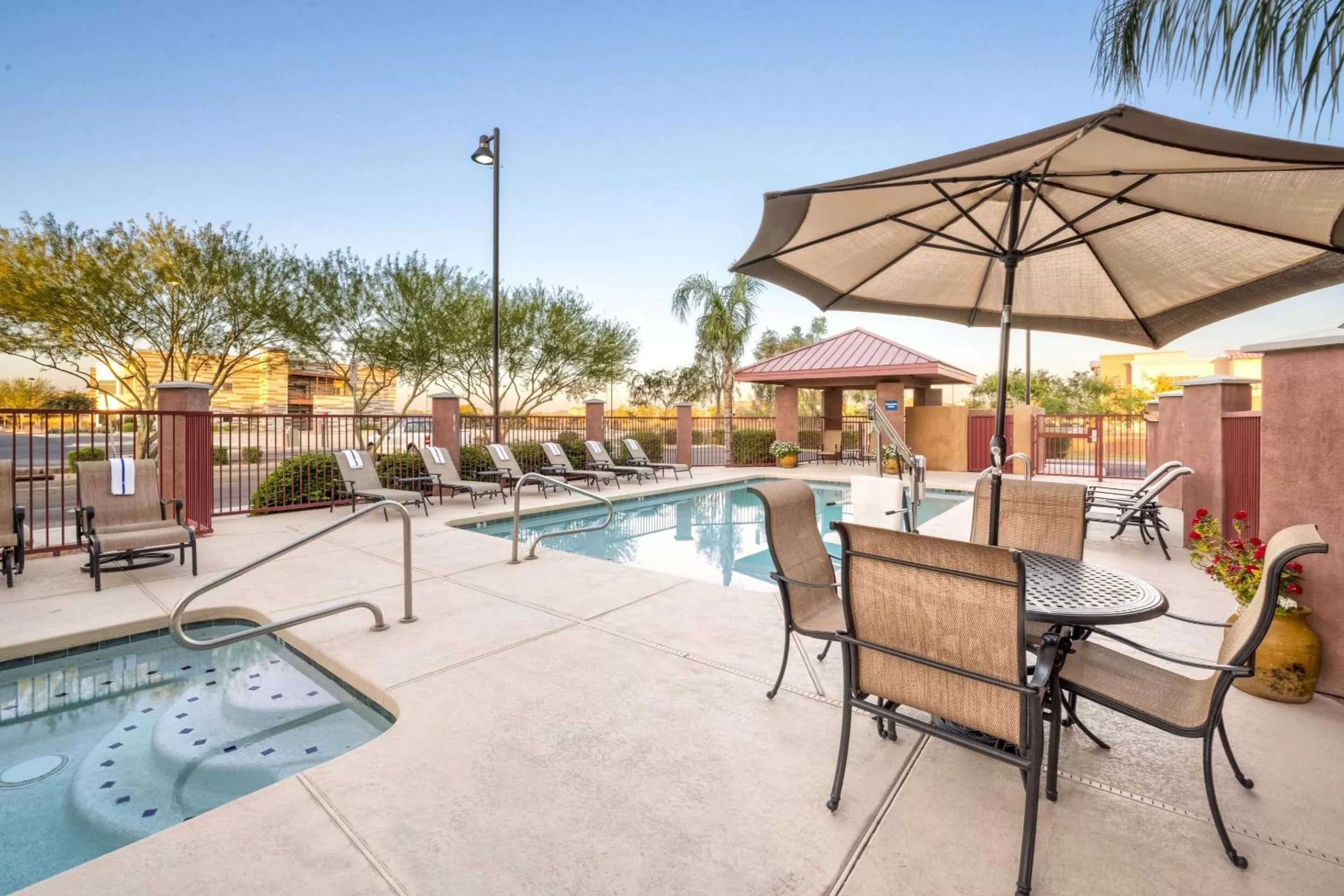 Swimming pool in Comfort Suites Goodyear-West Phoenix