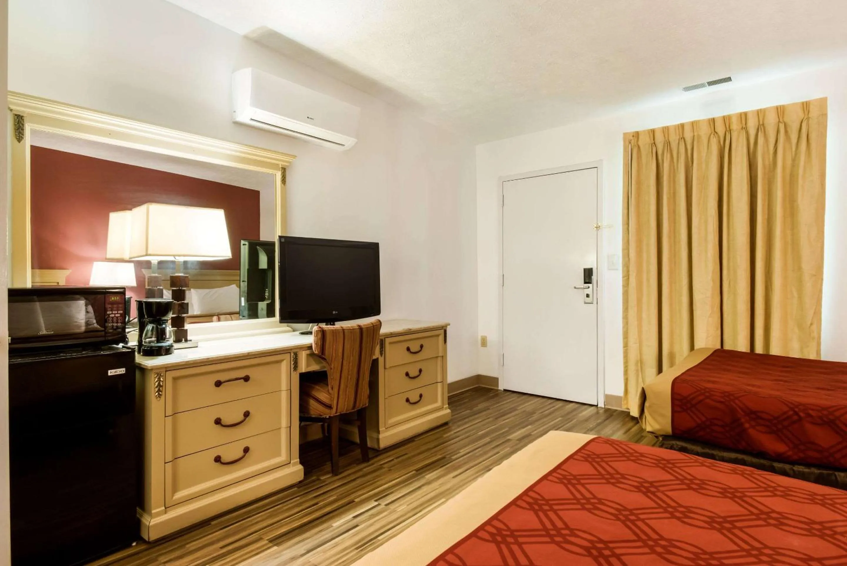 Photo of the whole room, Bed in Econo Lodge Inn & Suites Lake Harmony - Pocono Mountains Area