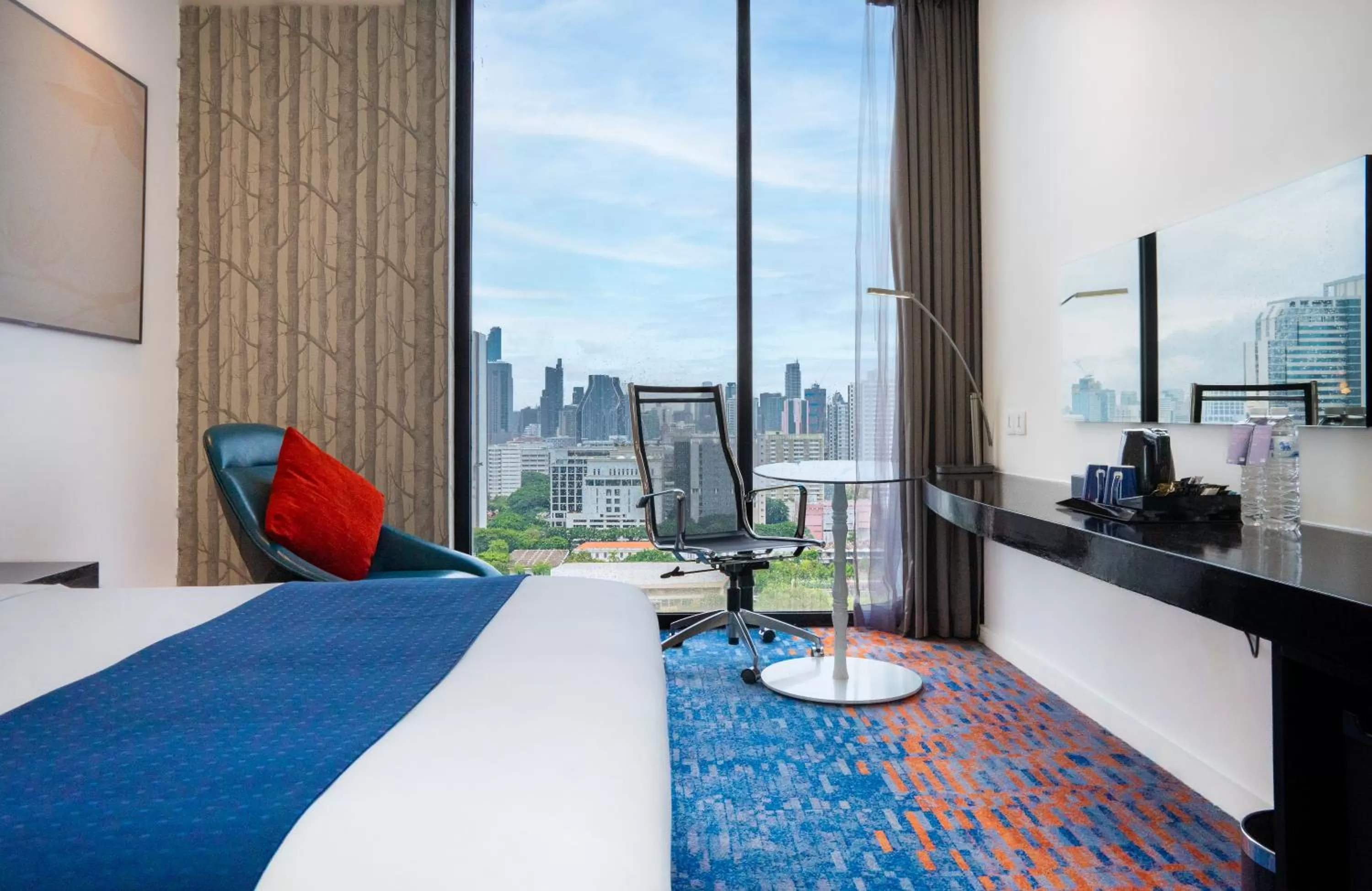 View (from property/room), Bed in Holiday Inn Express Bangkok Siam by IHG