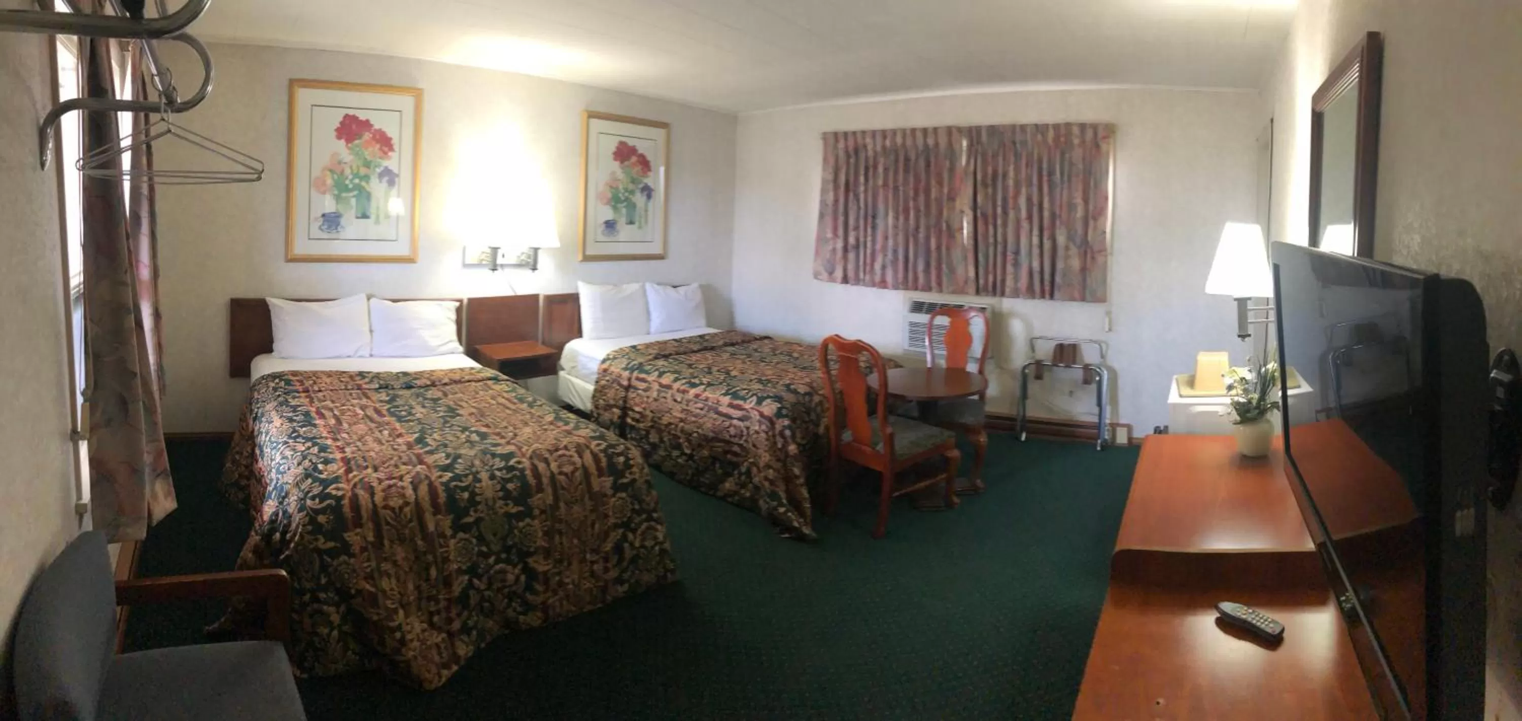 Photo of the whole room, Bed in Budget Inn Clearfield PA