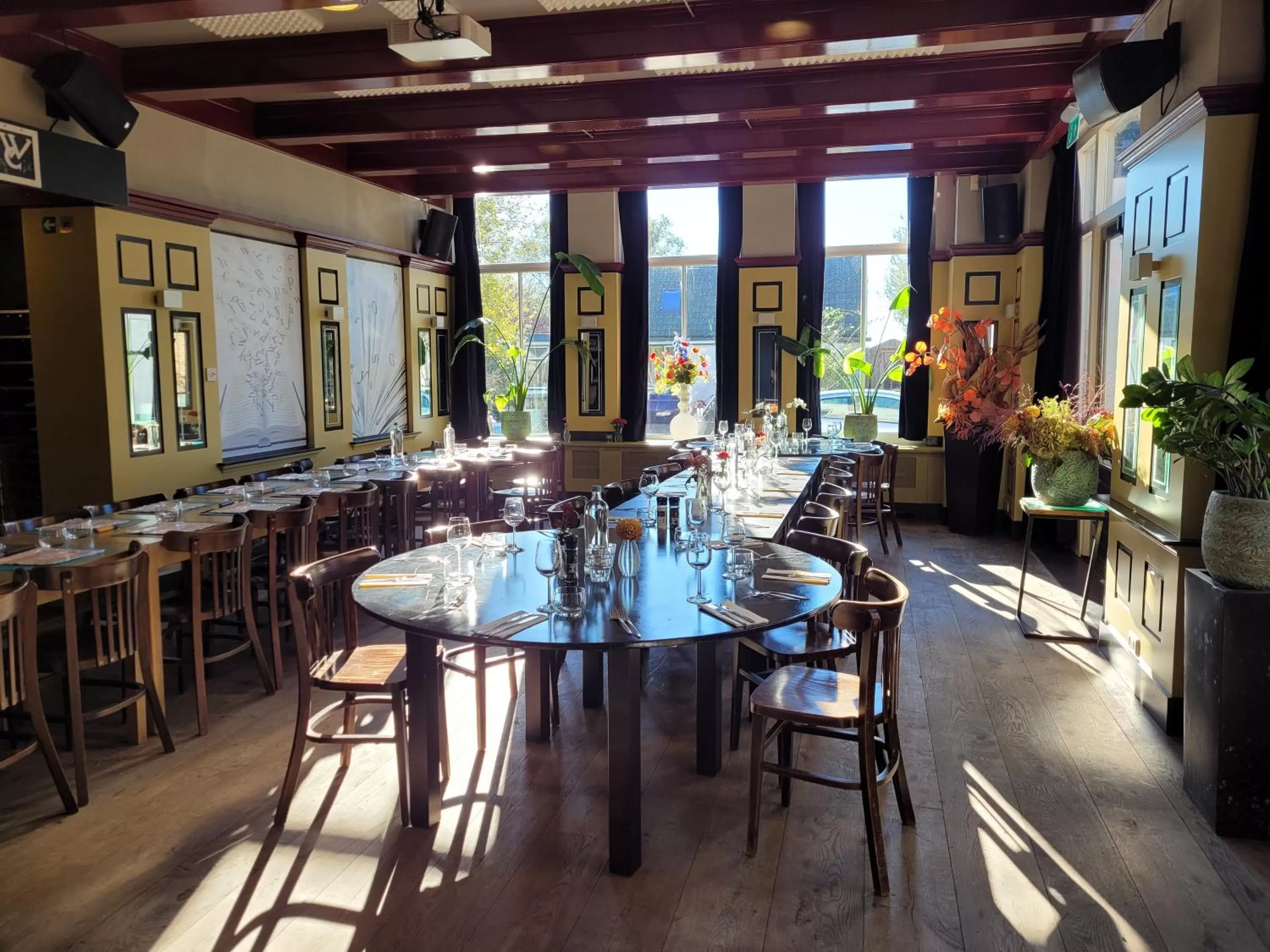 Restaurant/Places to Eat in L'appel Studio near Amsterdam