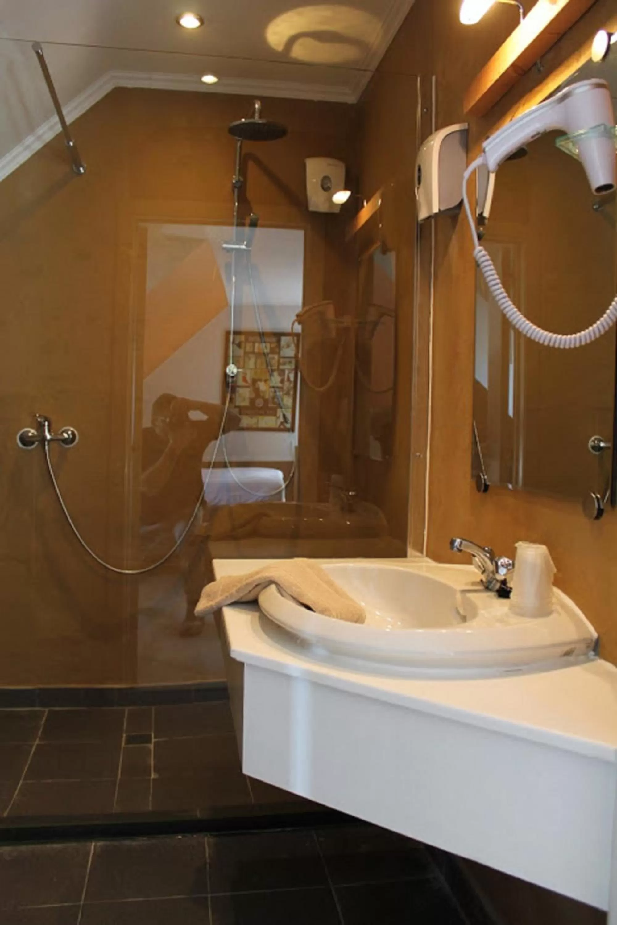 Bathroom in Canalview Hotel Ter Reien