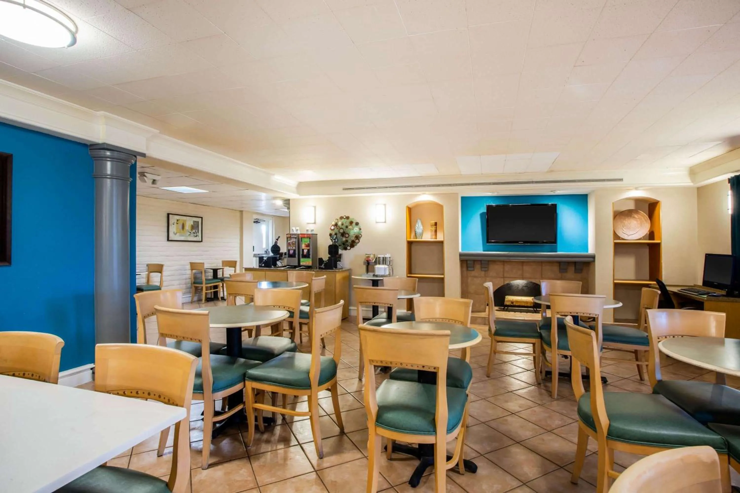Restaurant/places to eat in La Quinta Inn by Wyndham Norfolk Virginia Beach