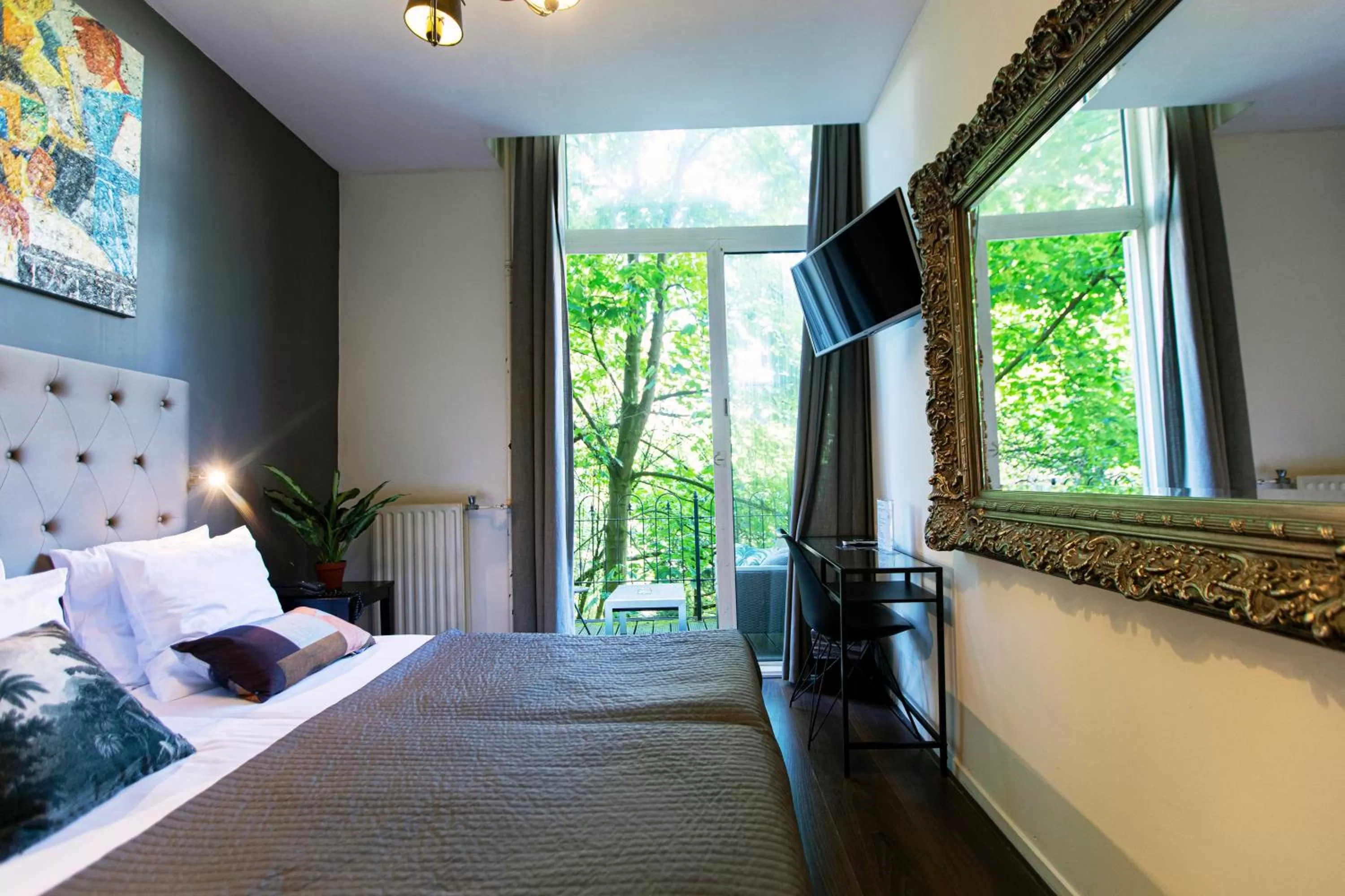 Balcony/Terrace, Bed in Quentin England Hotel