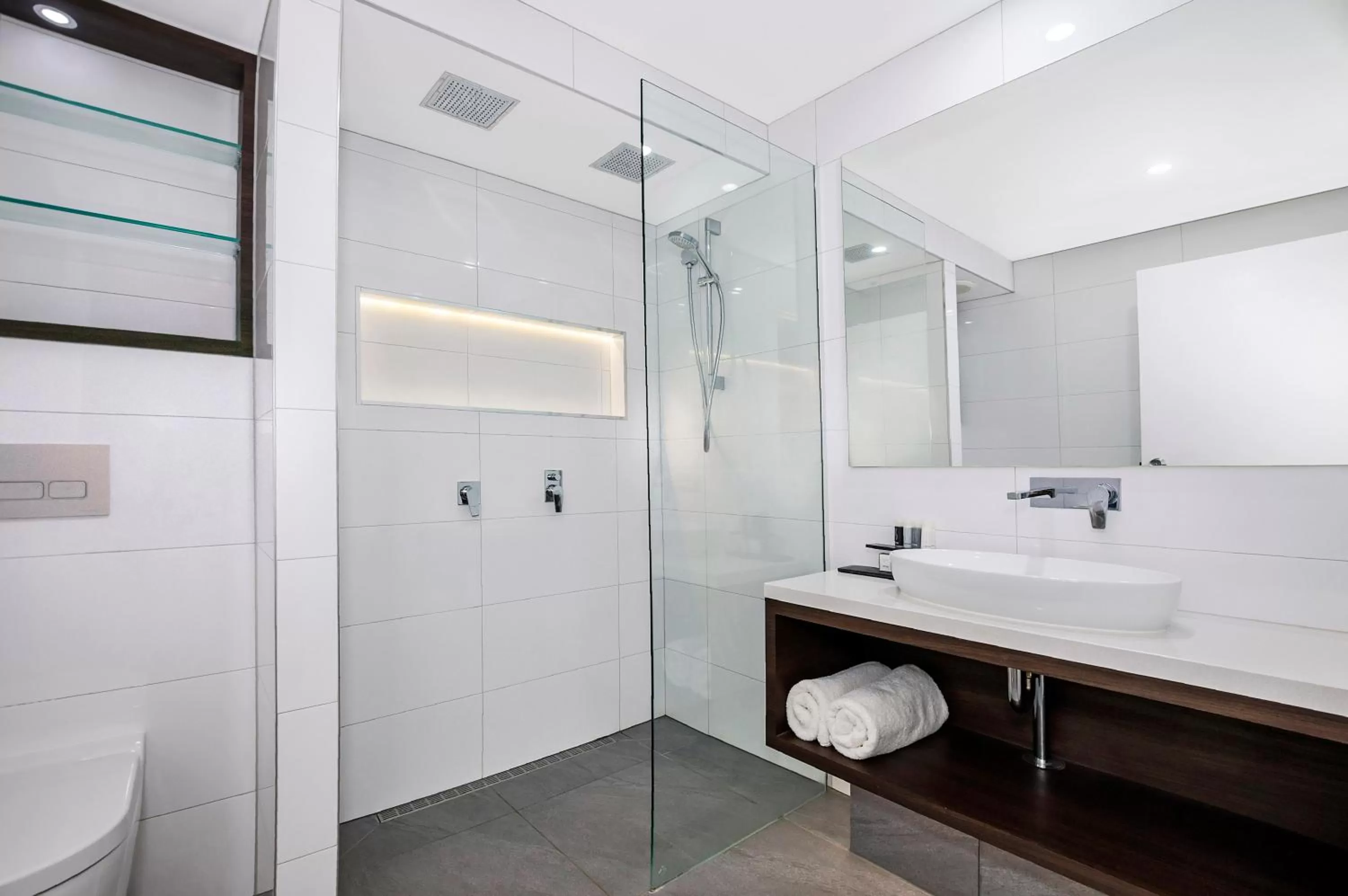 Shower in Seacombe House Motor Inn Port Fairy
