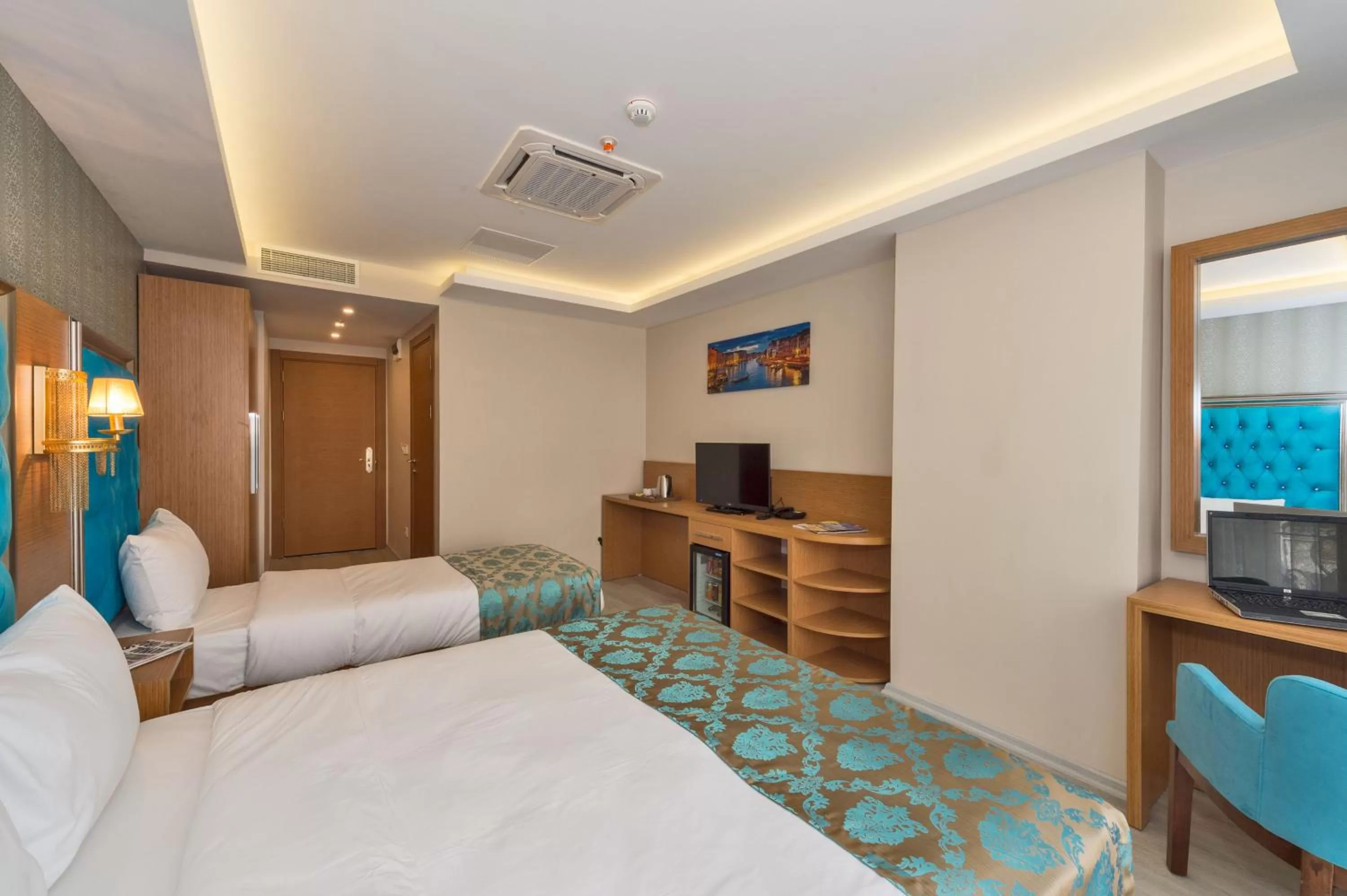 Coffee/tea facilities, Bed in Grand Palace Hotel