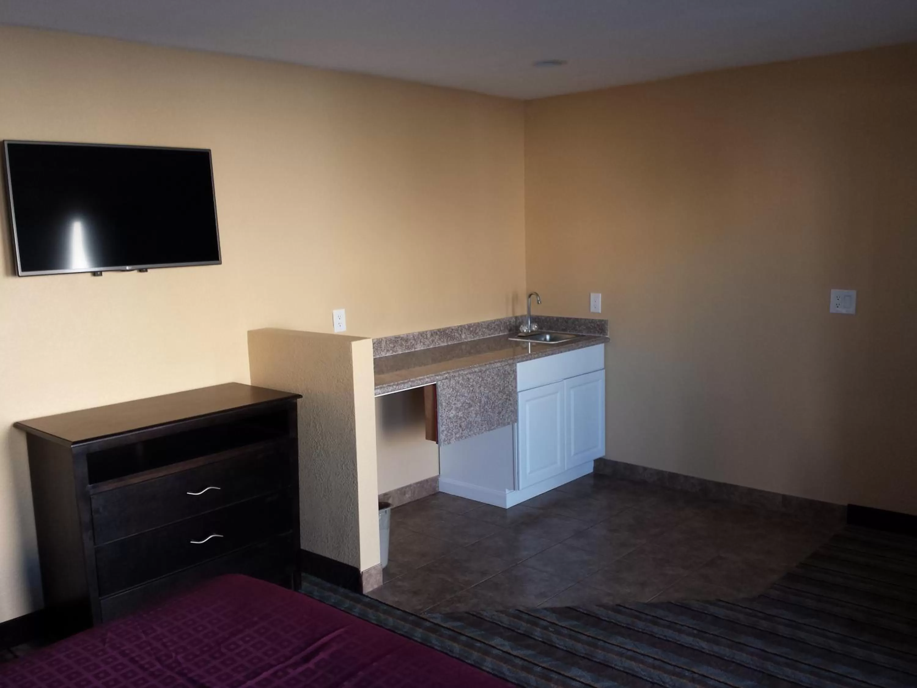 Communal lounge/ TV room in Travelodge by Wyndham San Diego SeaWorld