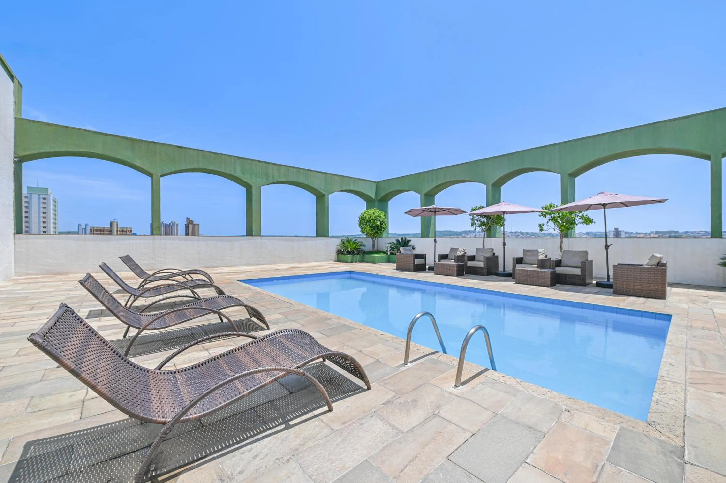 Swimming pool in Hotel Nacional Inn Limeira