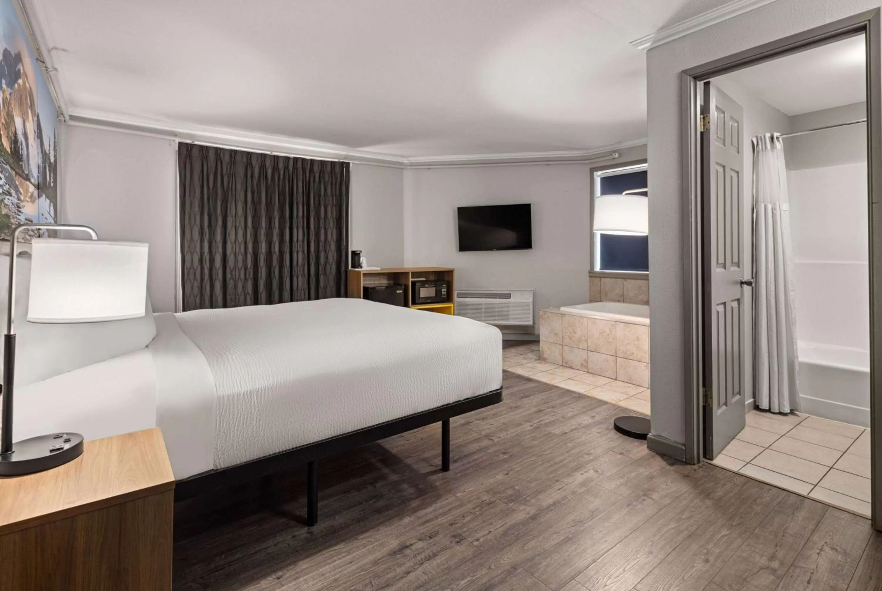 Photo of the whole room, Bed in Days Inn by Wyndham Lakewood South Tacoma