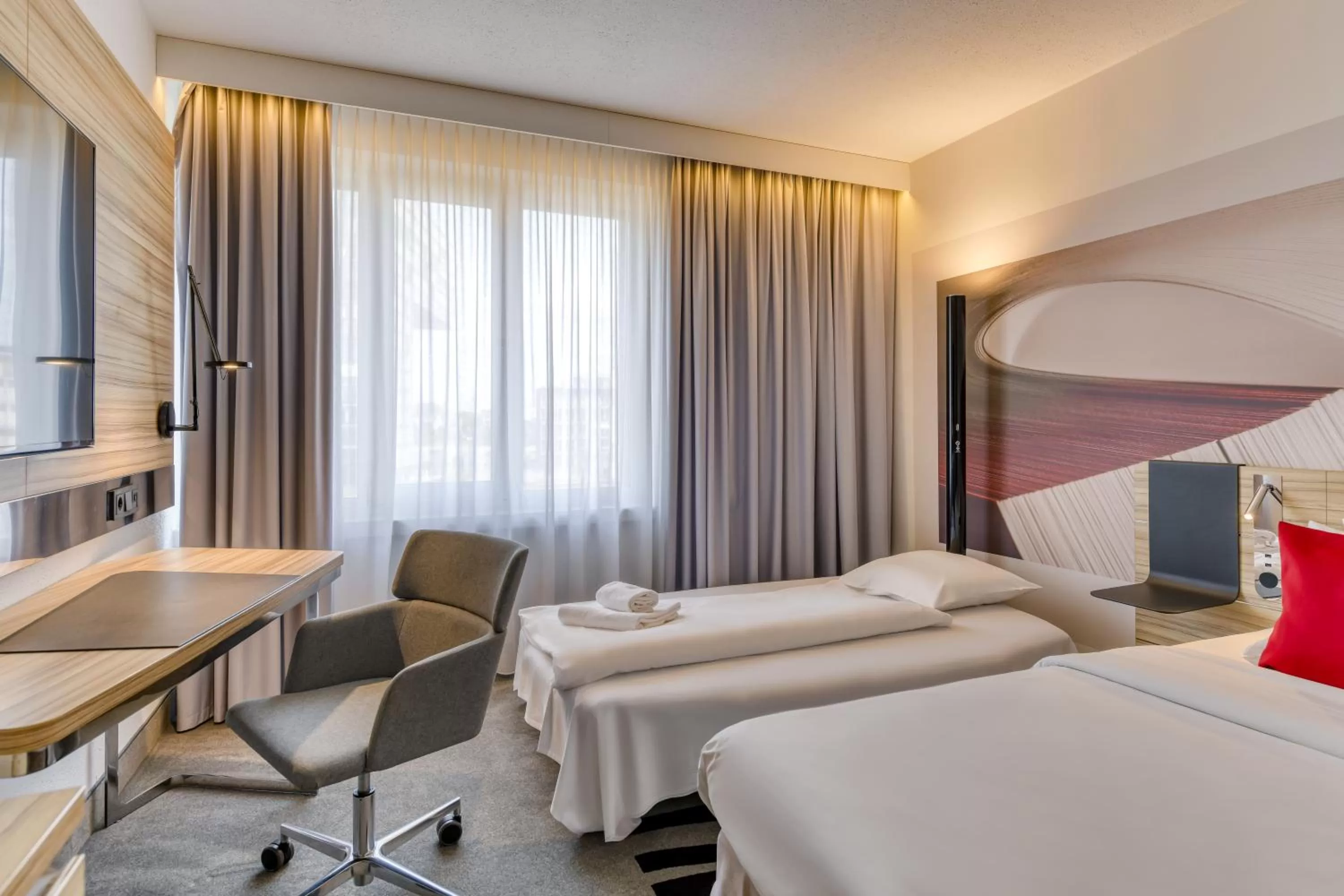 Bedroom, Bed in Novotel Köln City