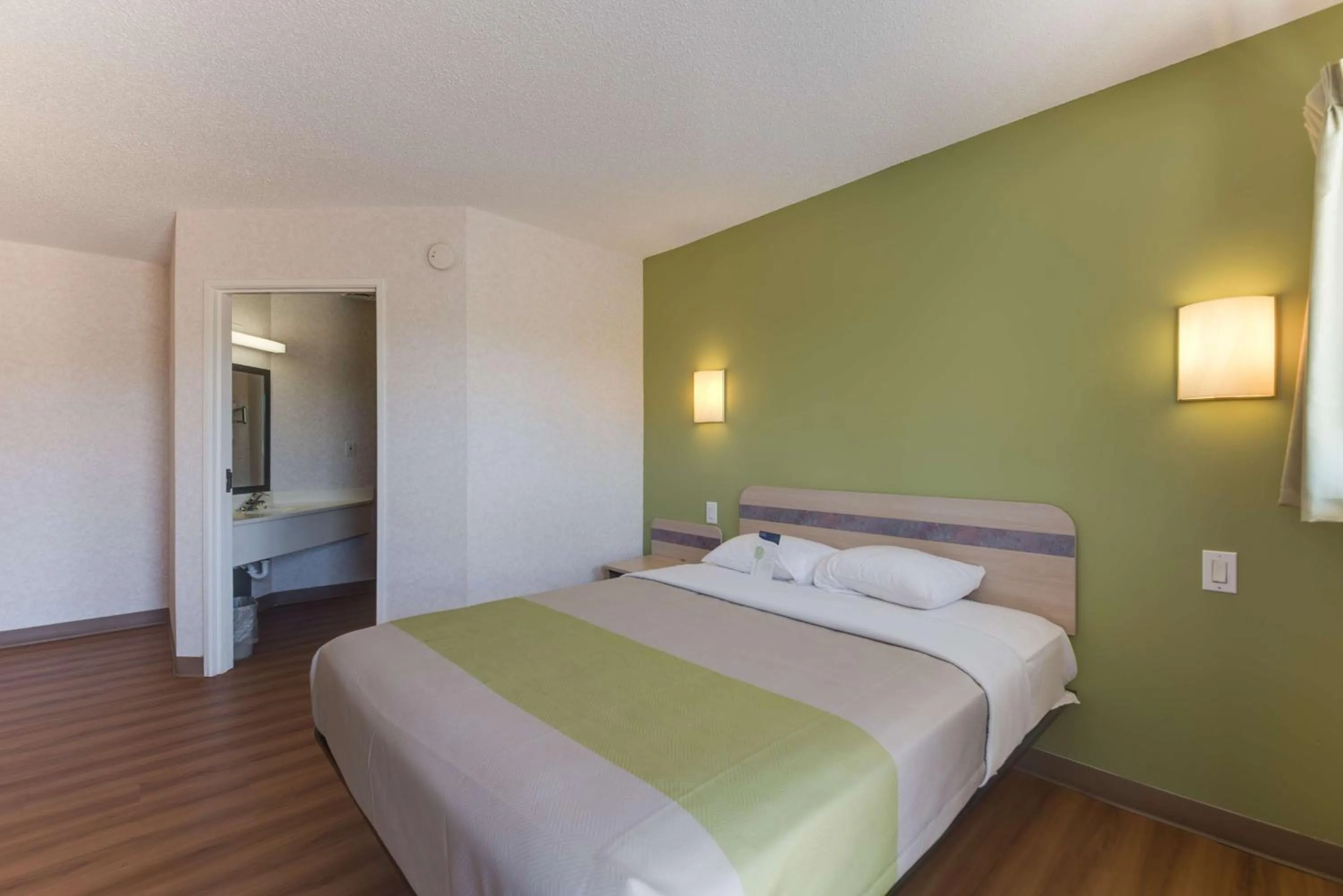 Photo of the whole room, Bed in Motel 6-Statesville, NC