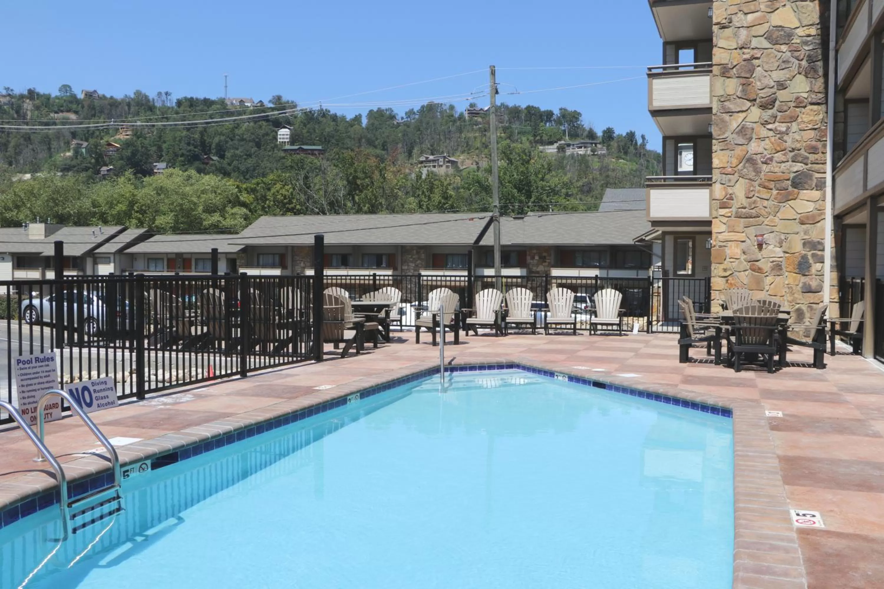 Swimming pool in Howard Johnson by Wyndham Downtown Gatlinburg
