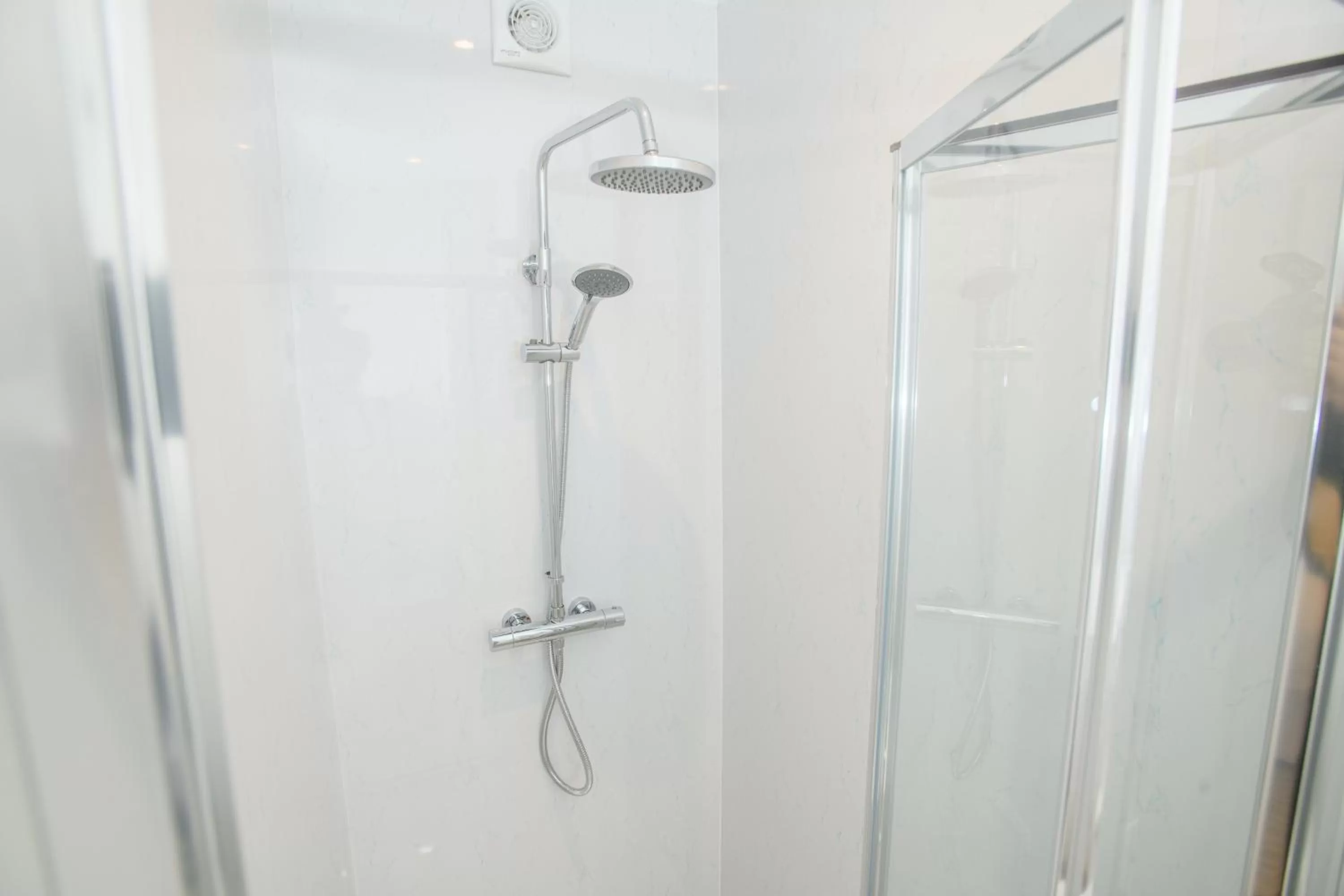 Shower in Tavmar Accommodation