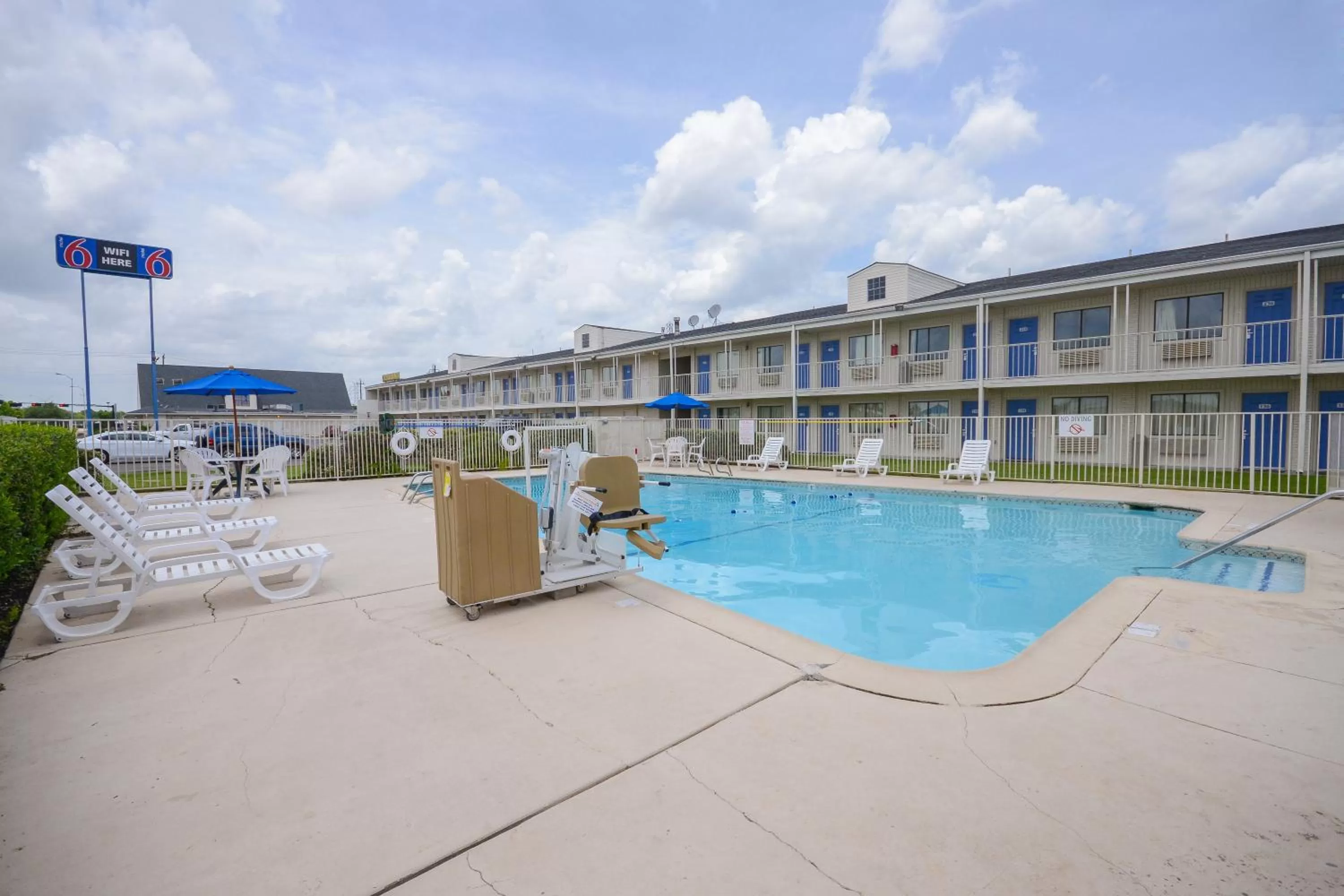 Property building in Motel 6-Webster, TX - Houston - Nasa Lake