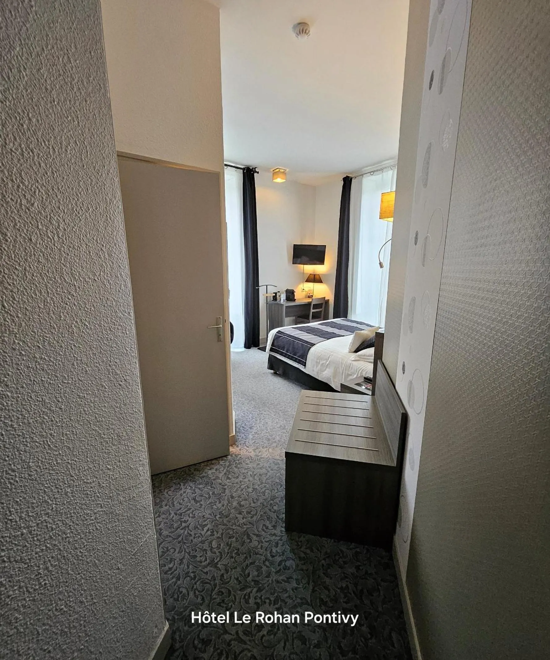 Guests, Bed in Hôtel Le Rohan Charme et Caractère