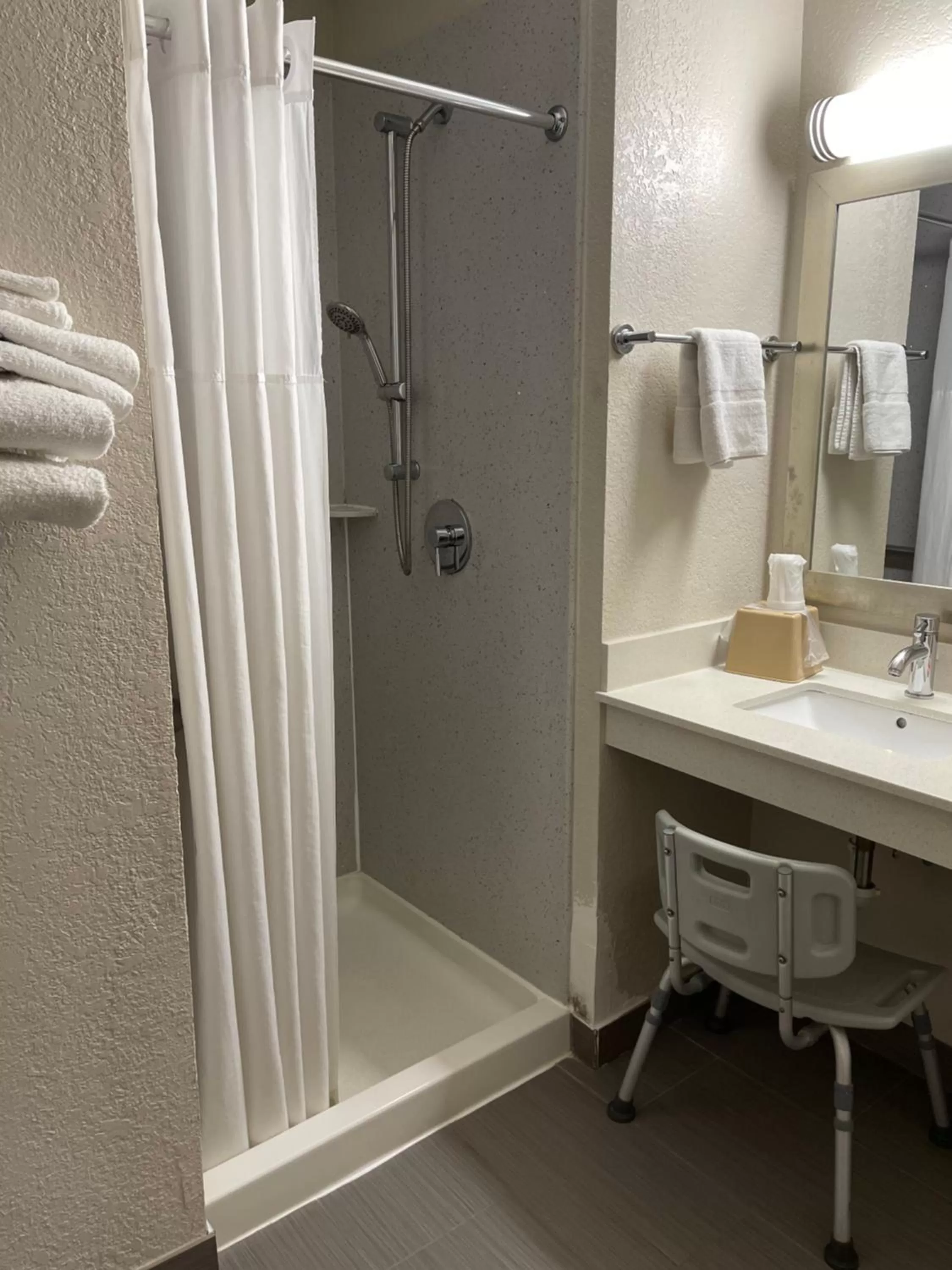 Bathroom in Econo Lodge Cartersville-Emerson Lake Point