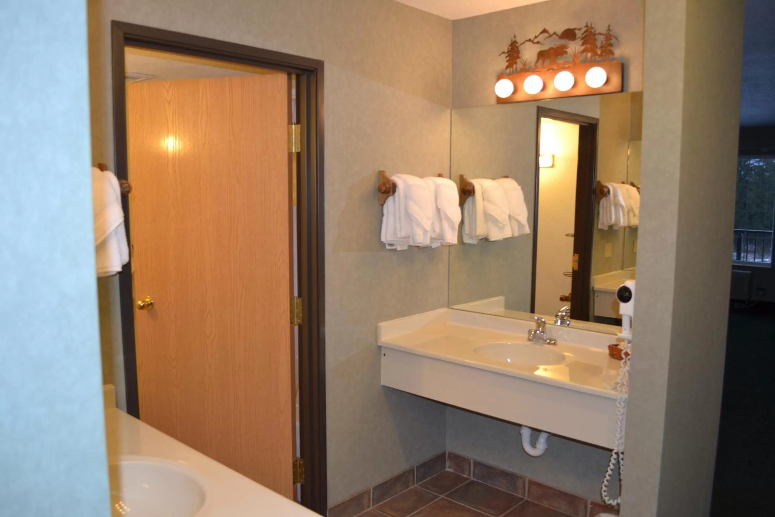 Toilet in Crooked River Lodge