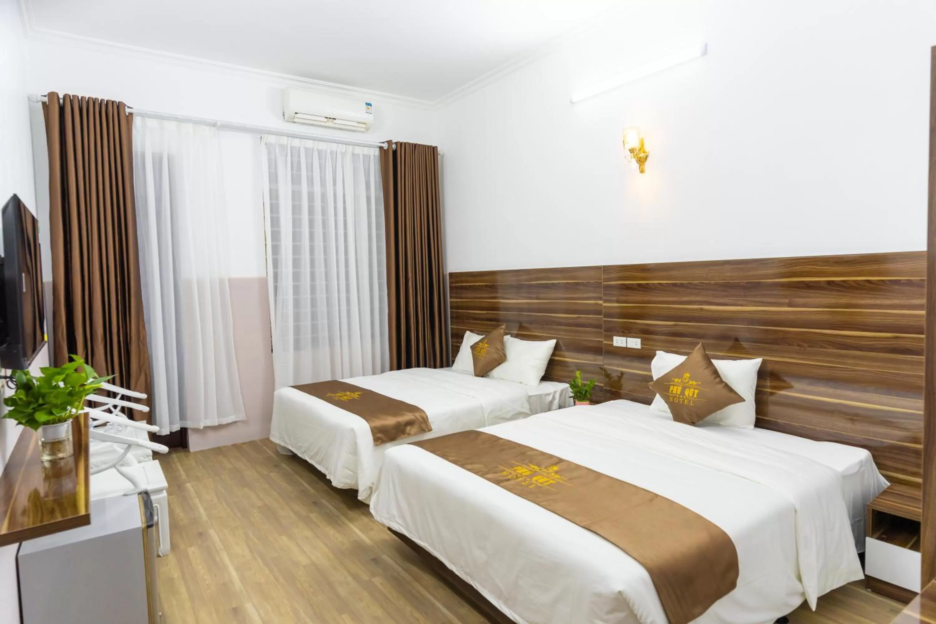 PHÚ QUÝ HOTEL near ĐÔNG KINH MARKET