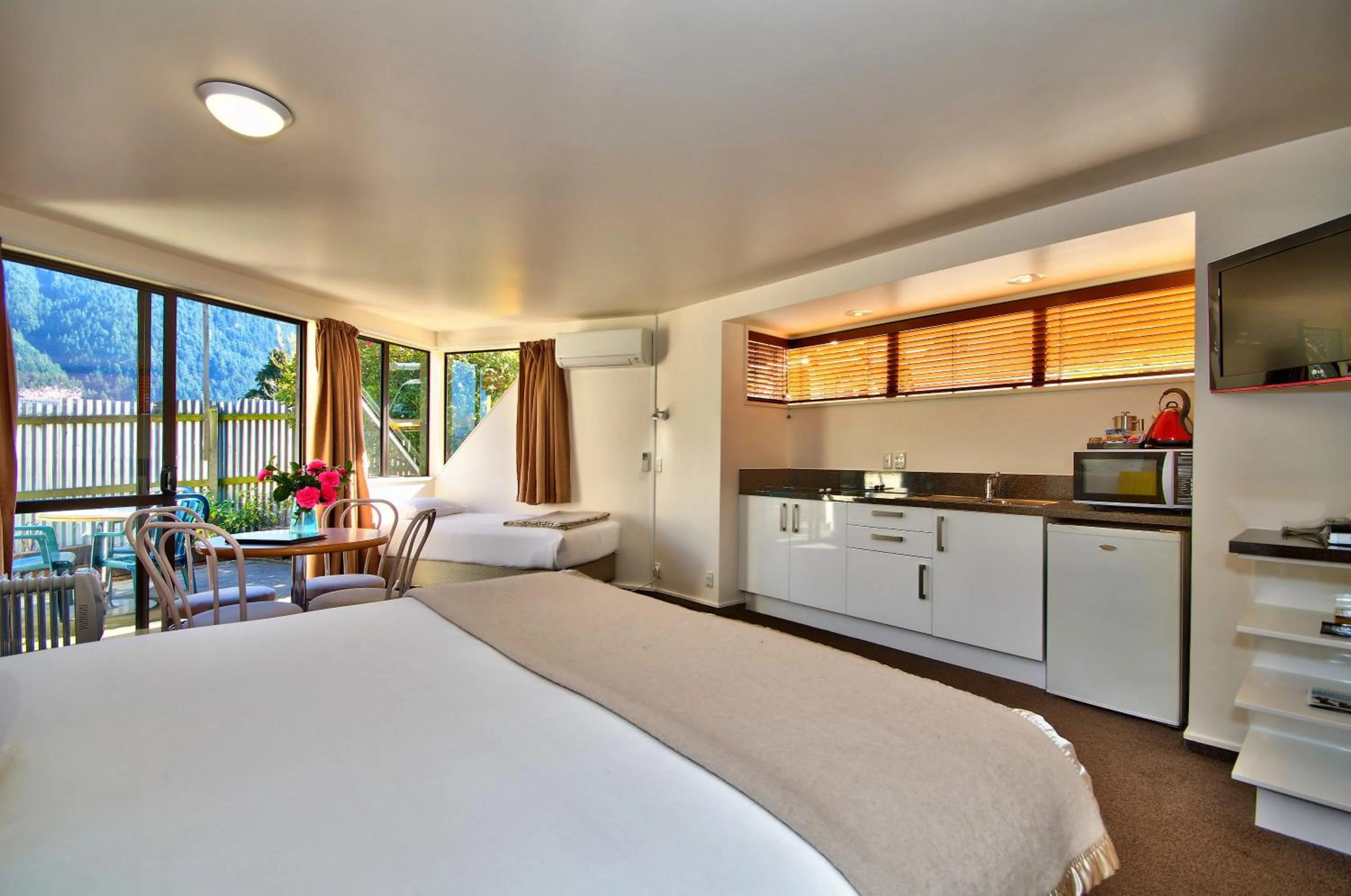 Photo of the whole room, Bed in Melbourne Lodge Queenstown