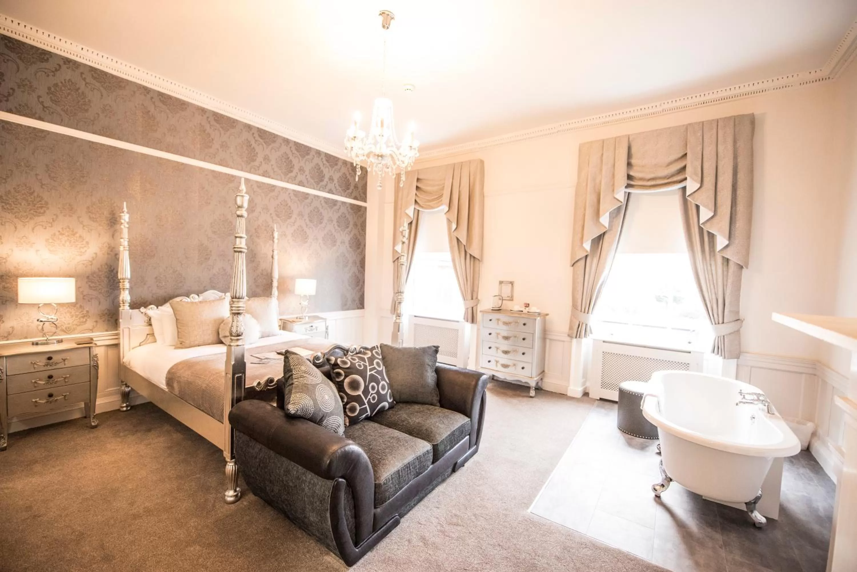 Room with Four-Poster Bed in The Pied Bull