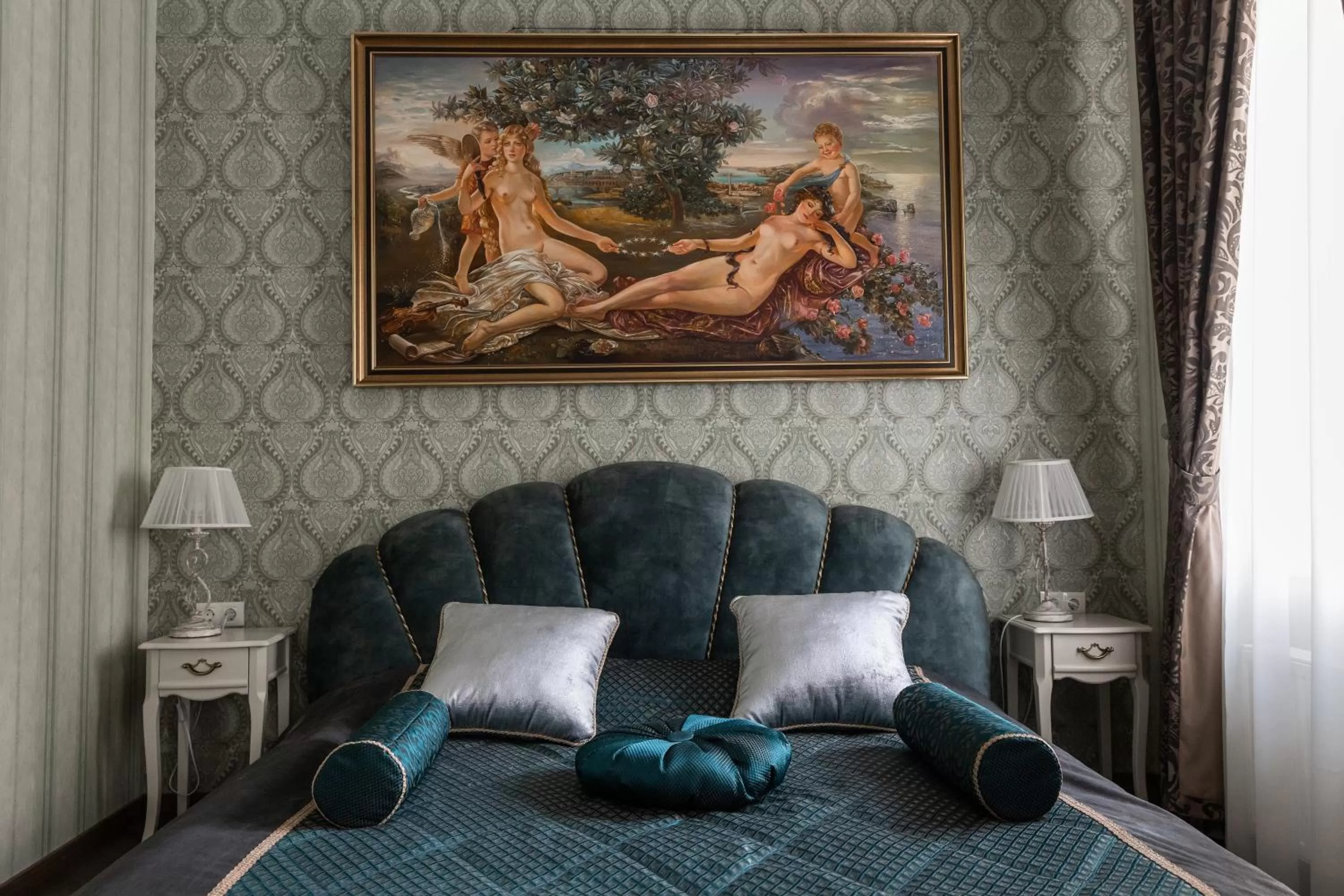 Bed, Seating Area in Hotel "Mandarin Clubhouse"