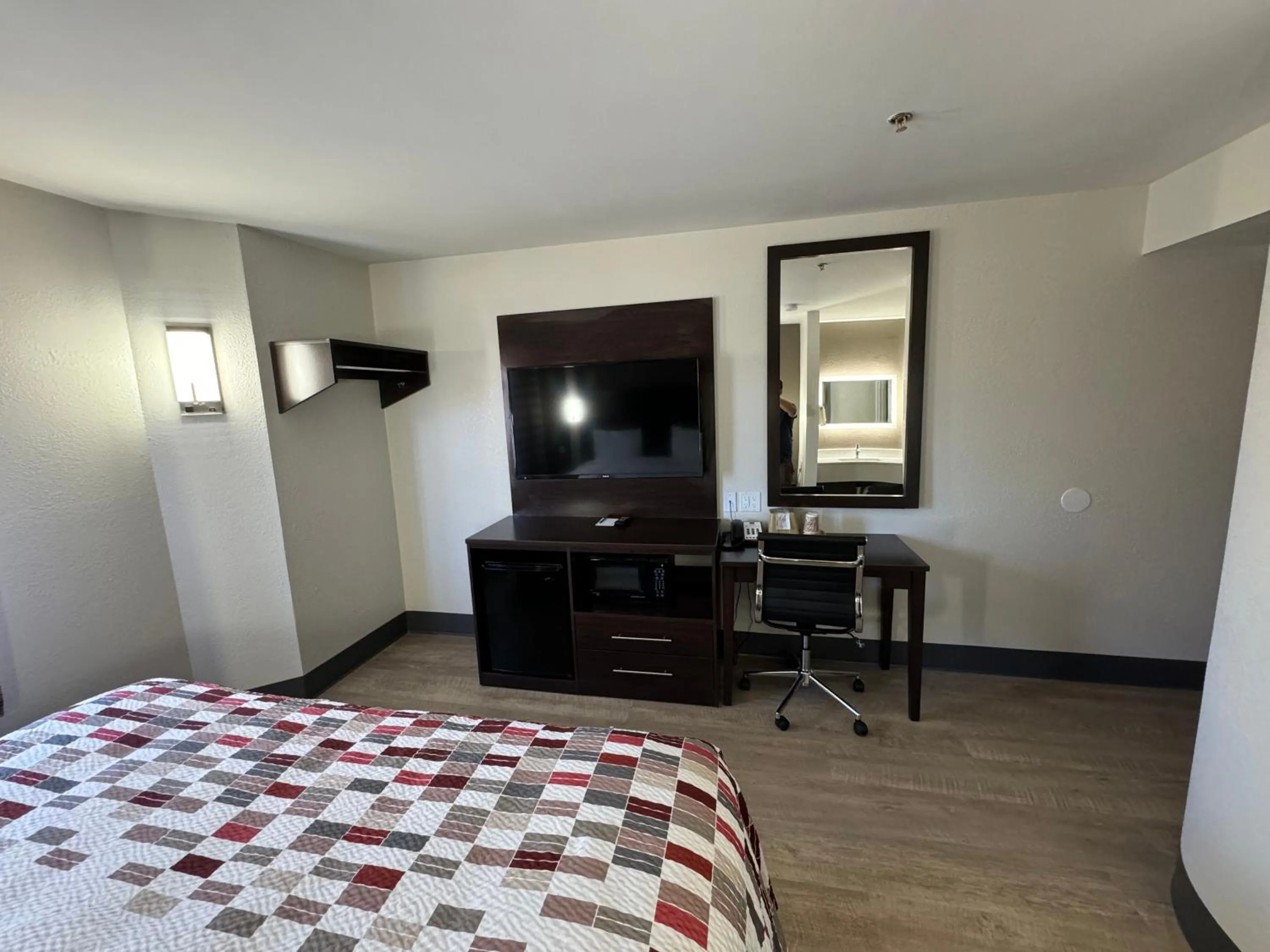 TV/Entertainment Center in Rodeway Inn