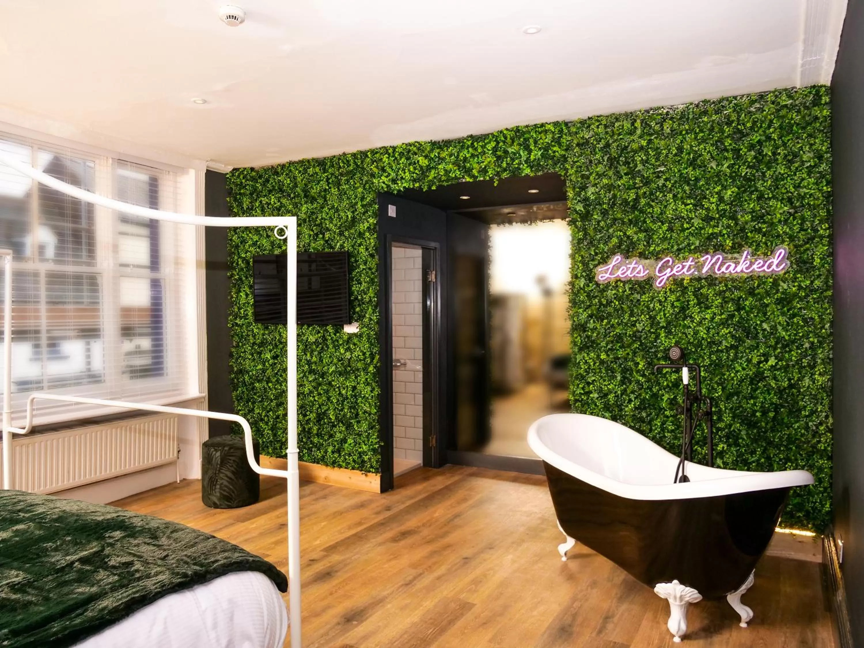 Bath in The Lazy Pug