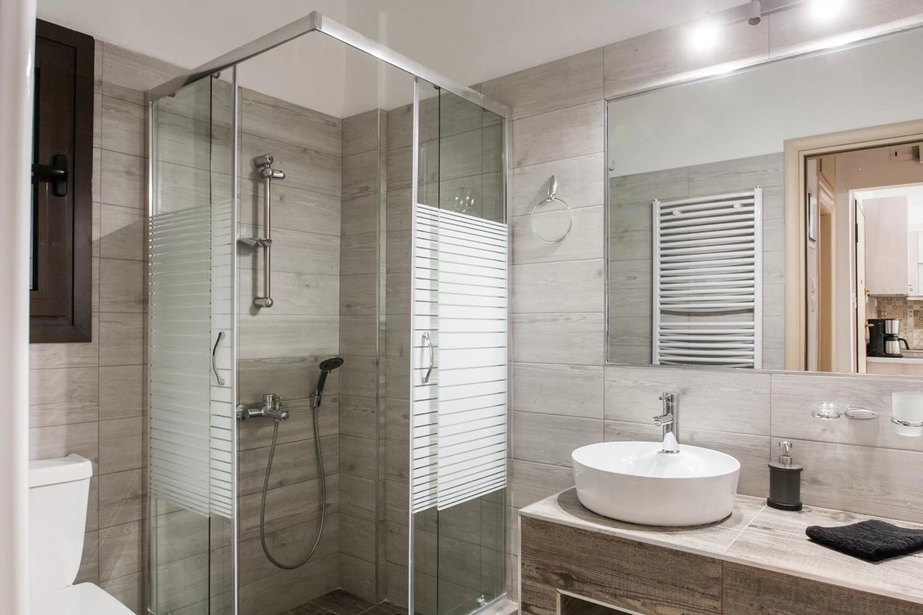 Shower in Nicholas Point Apartments and Rooms