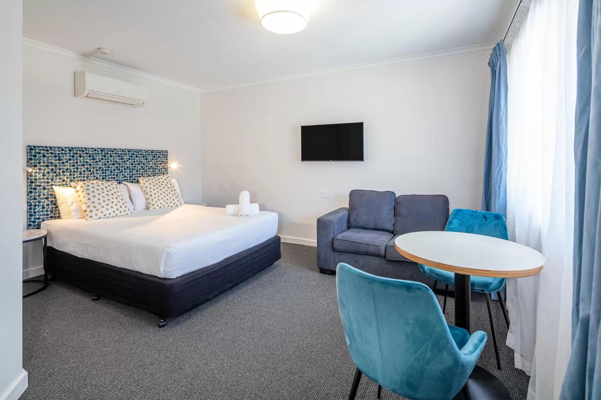 Photo of the whole room, Bed in Batemans Bay Lodge
