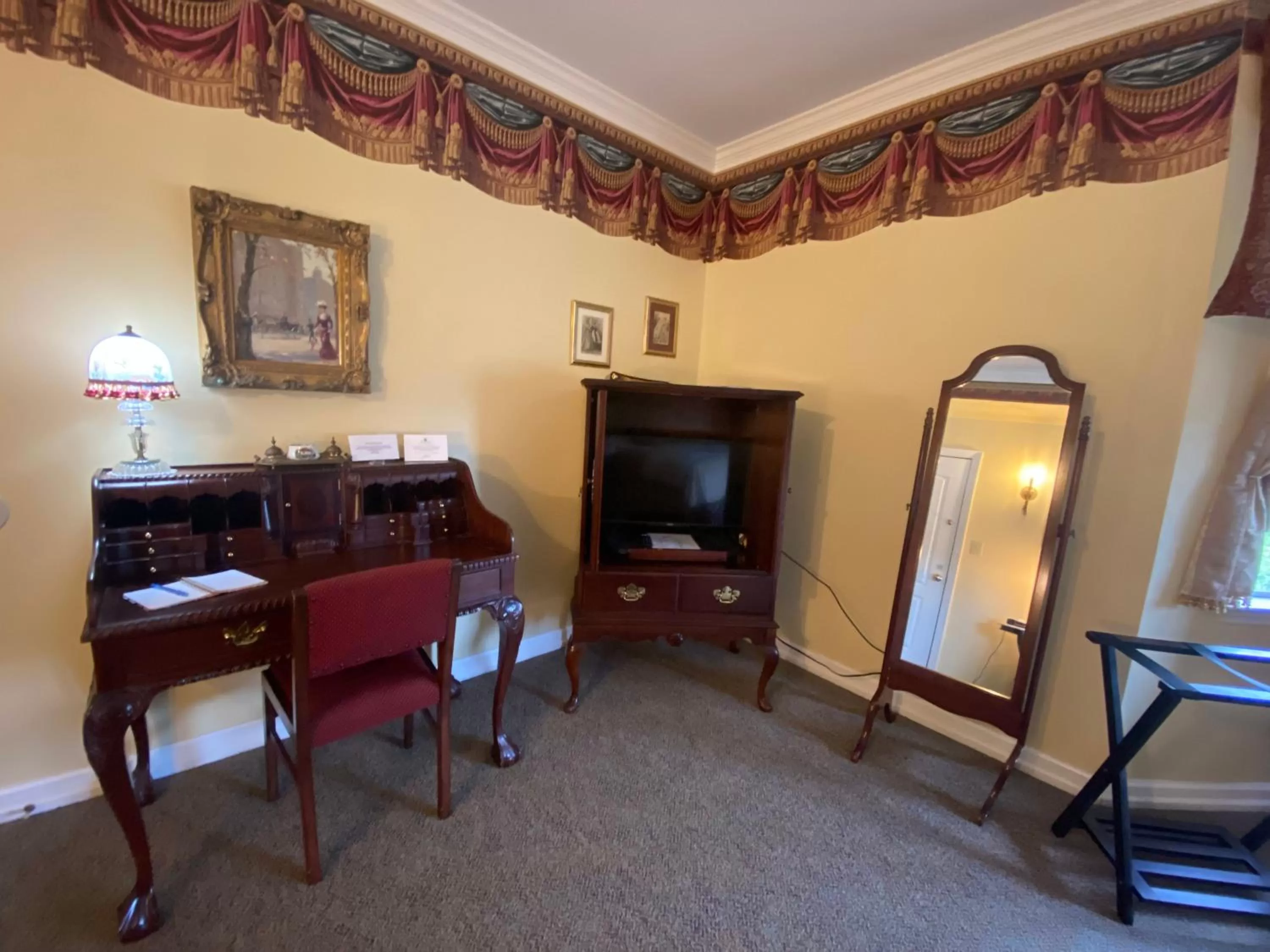 TV and multimedia, TV/Entertainment Center in The Cypress Inn