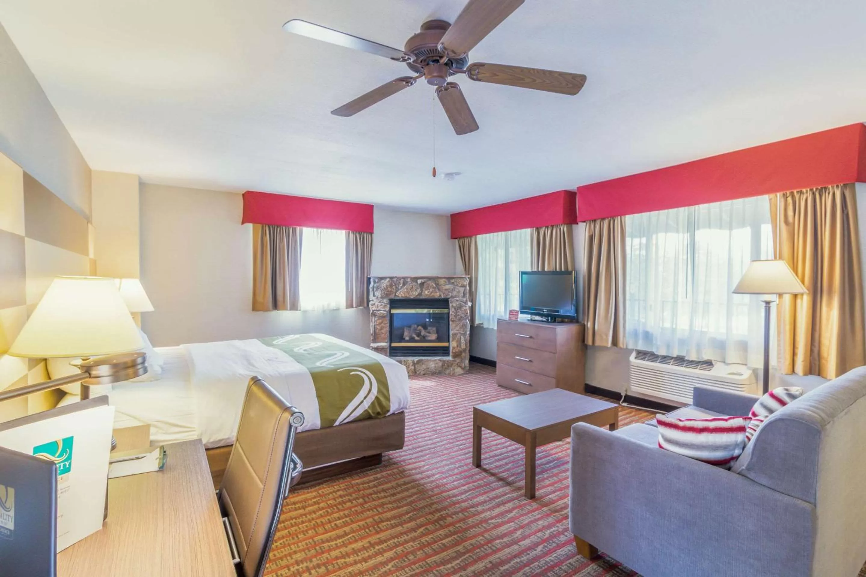 Photo of the whole room, Bed in Quality Inn near Rocky Mountain National Park