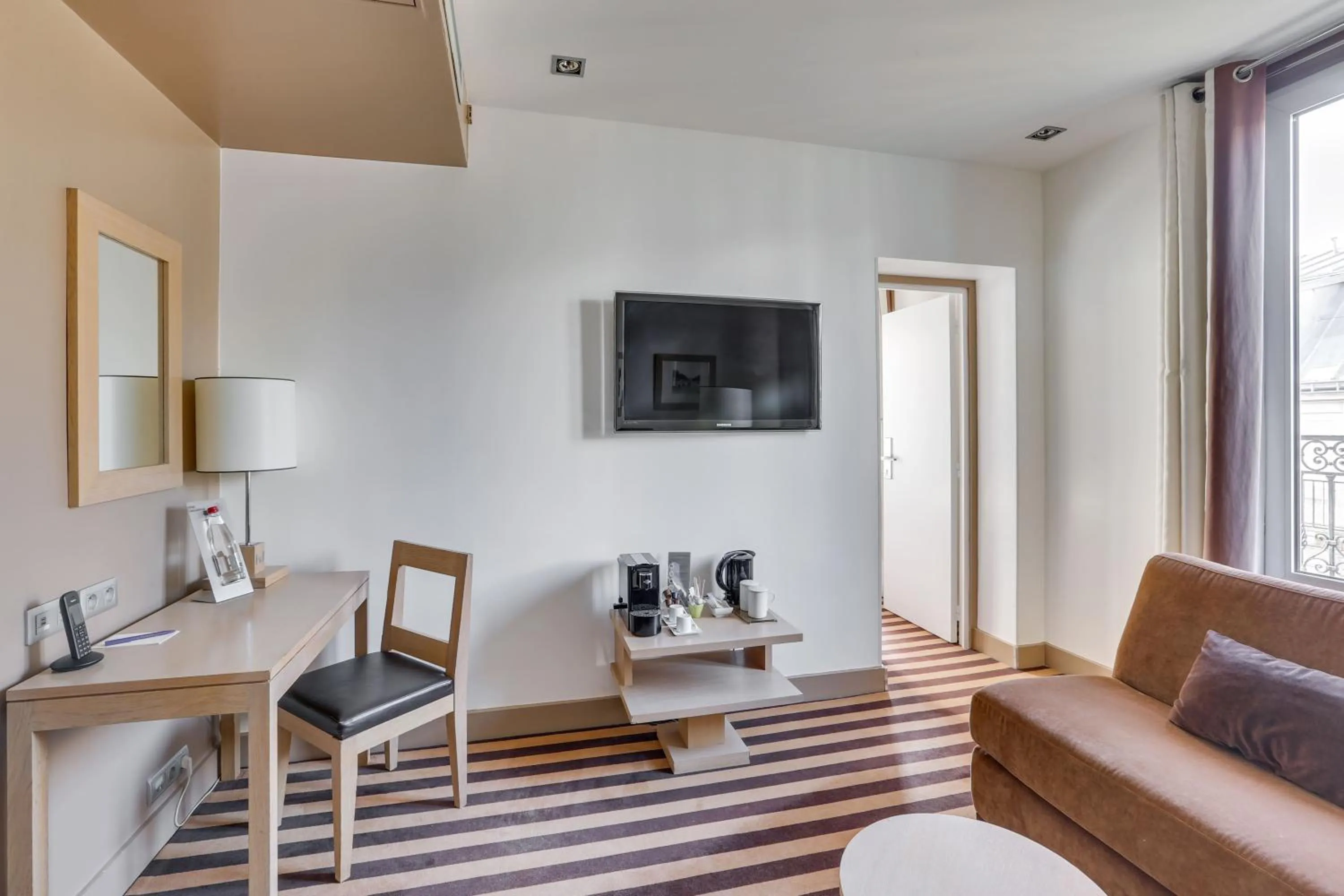 Photo of the whole room in Hotel Duret Paris Champs Elysées